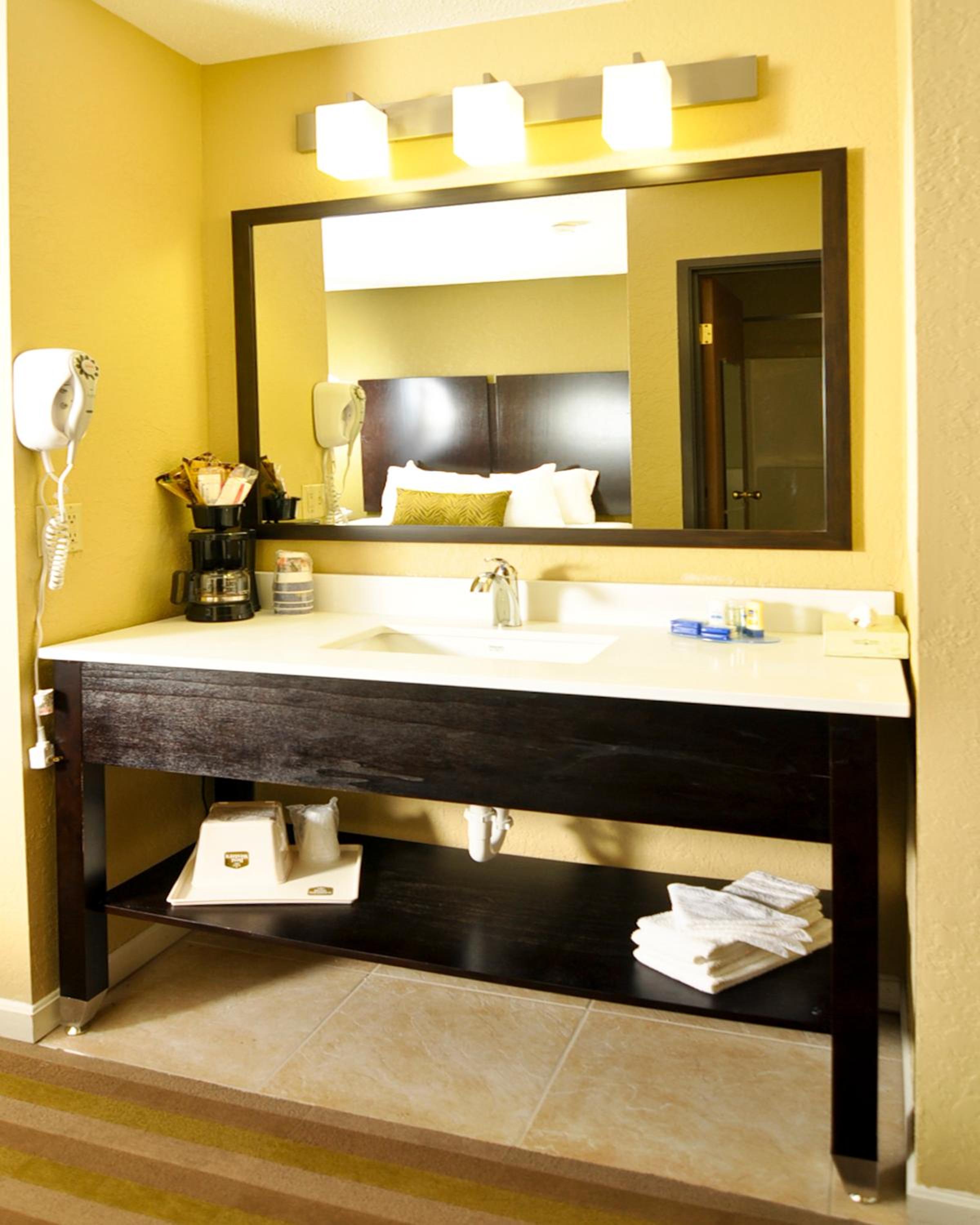 Queen Room with Three Queen Beds - Non-Smoking photo 2