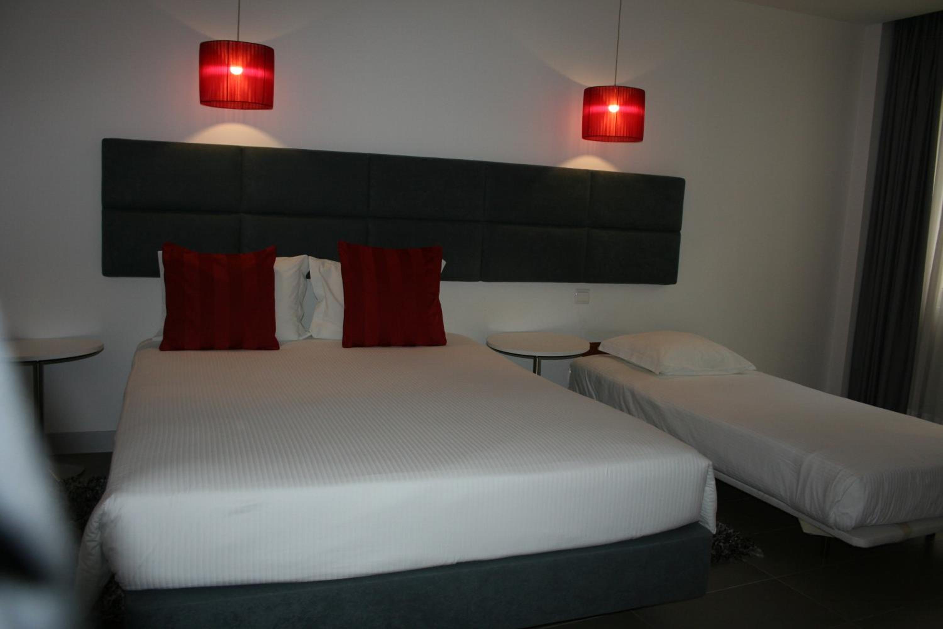 Family Room - 1 Double Bed and 1 Single Bed photo 2