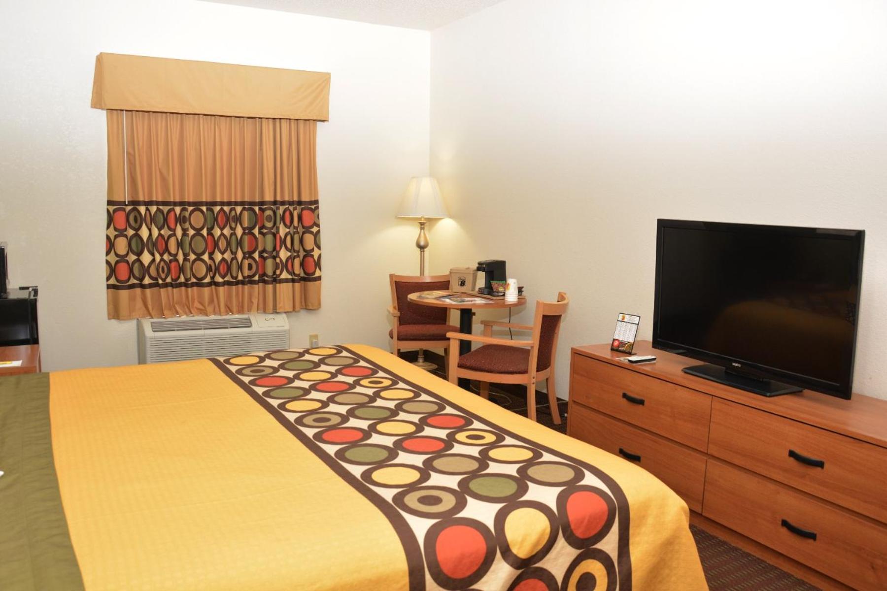 King Room - Non-Smoking - Photo 3