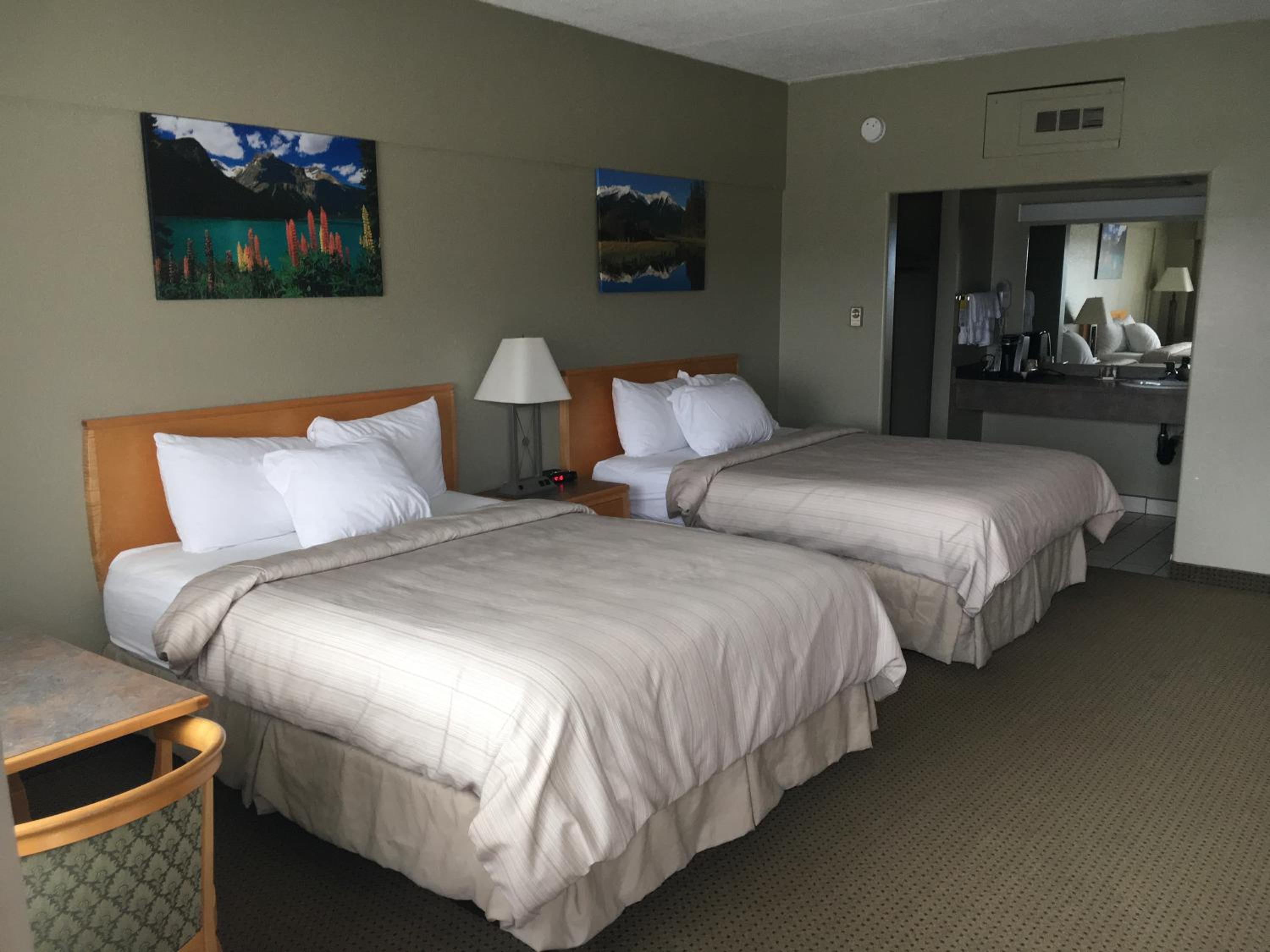 Queen Room with Two Queen Beds - Pet Friendly - Photo 9