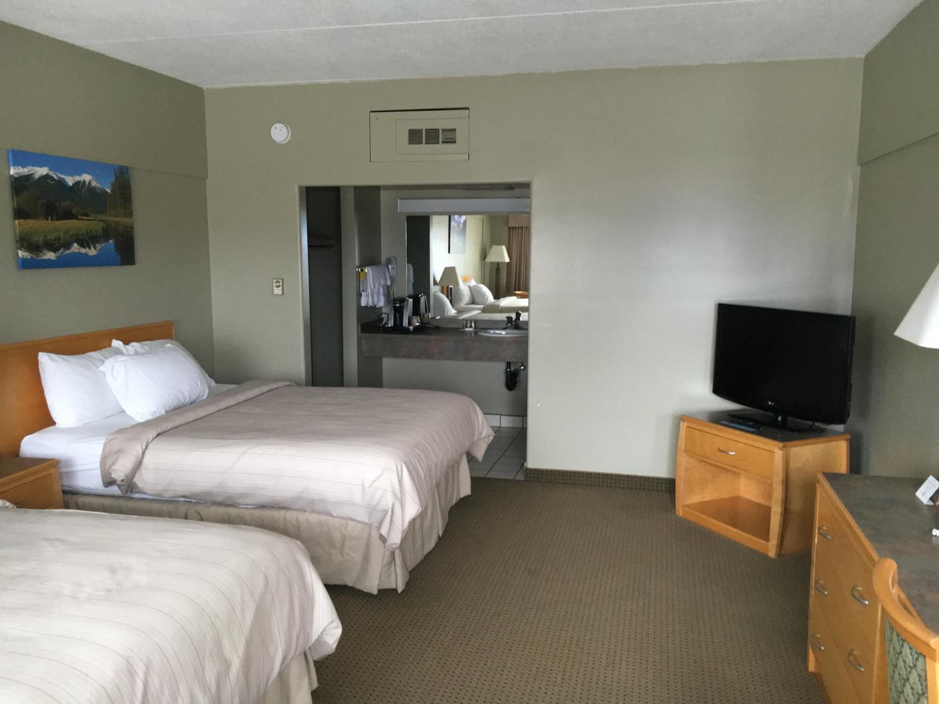 Queen Room with Two Queen Beds - Pet Friendly - Photo 3