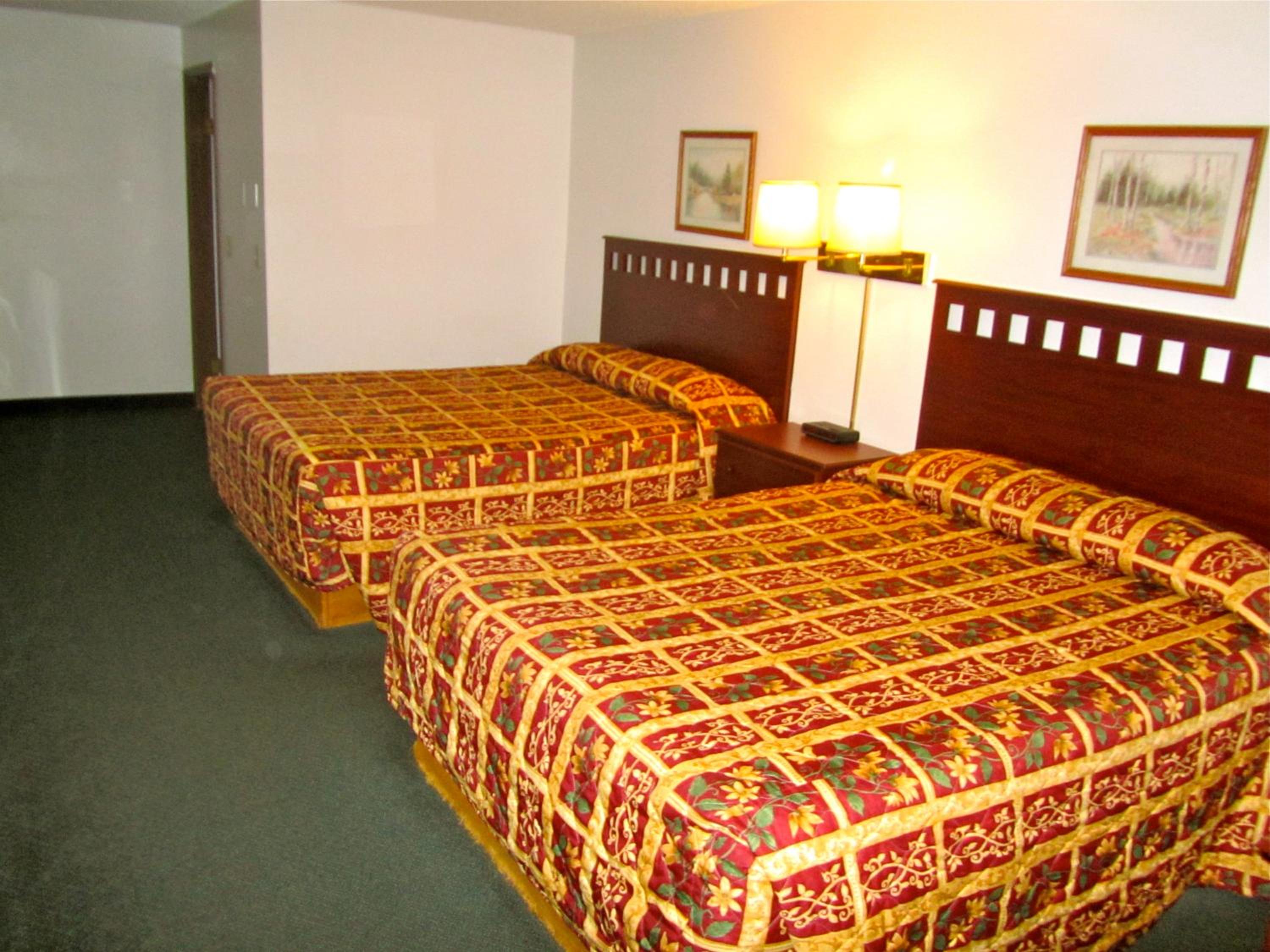 Queen Room with Two Queen Beds - Smoking photo 1