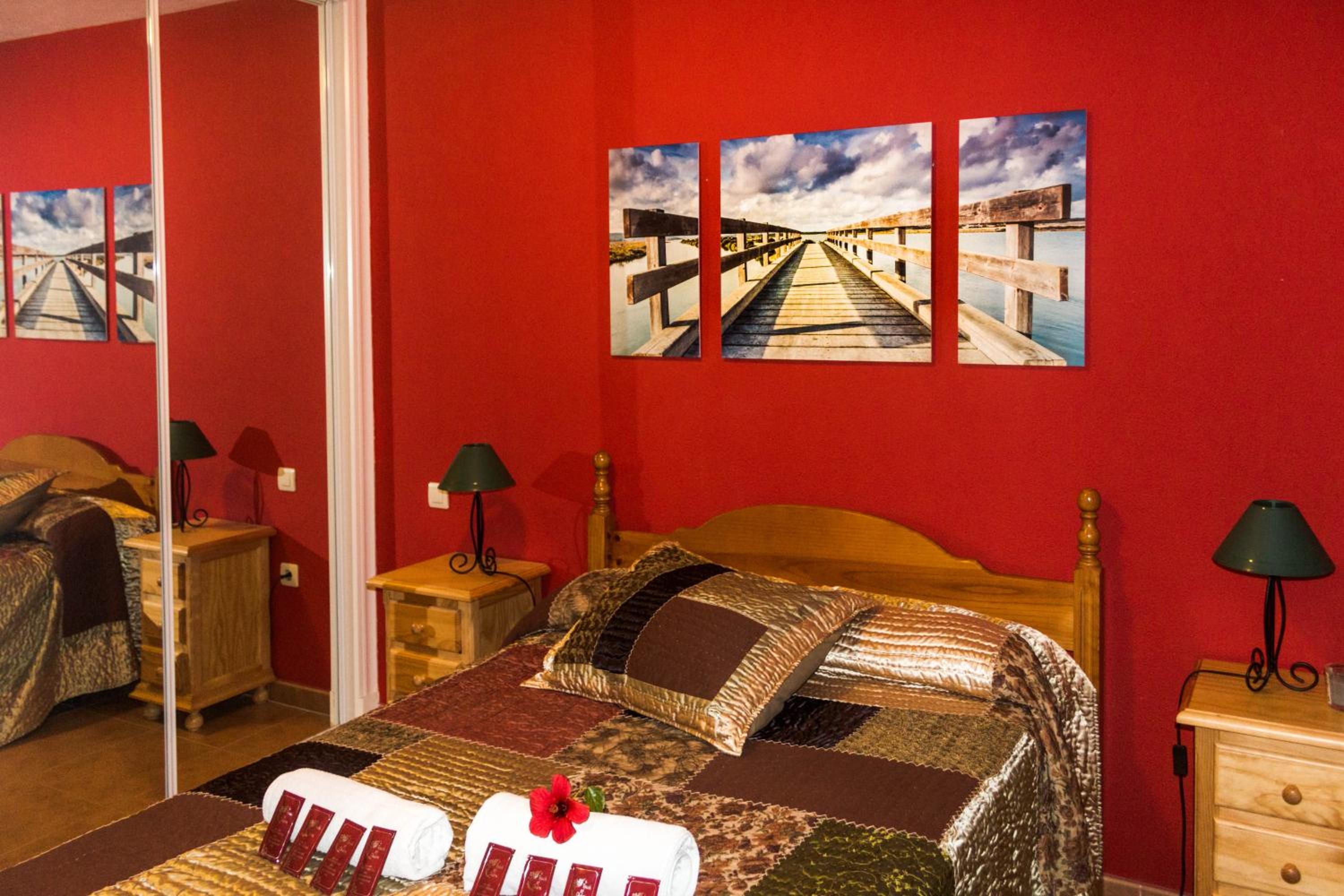 Apartamento de Dos Dormitorios con Vista al Jardín
