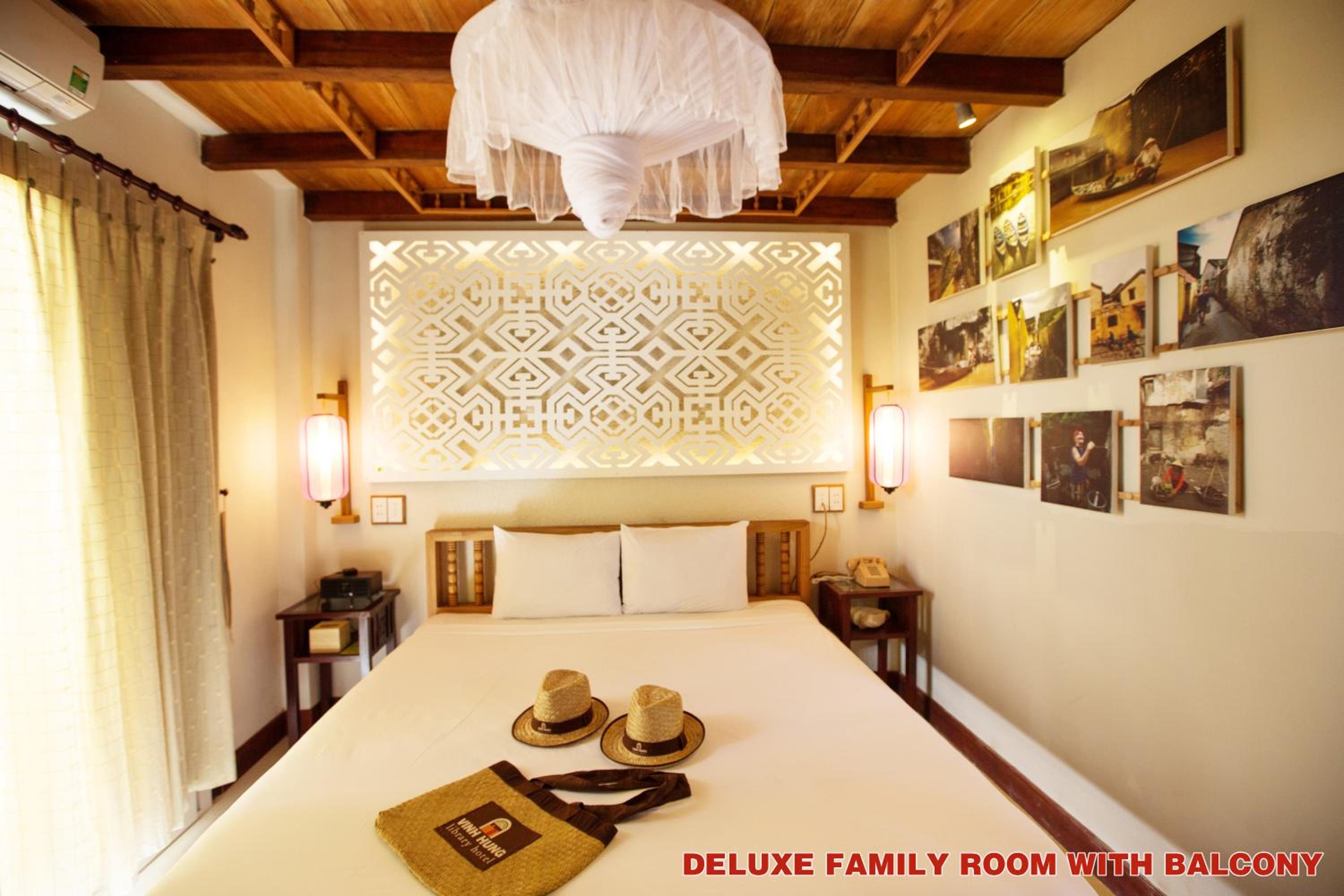 Deluxe Family Room with Window and Balcony photo 2