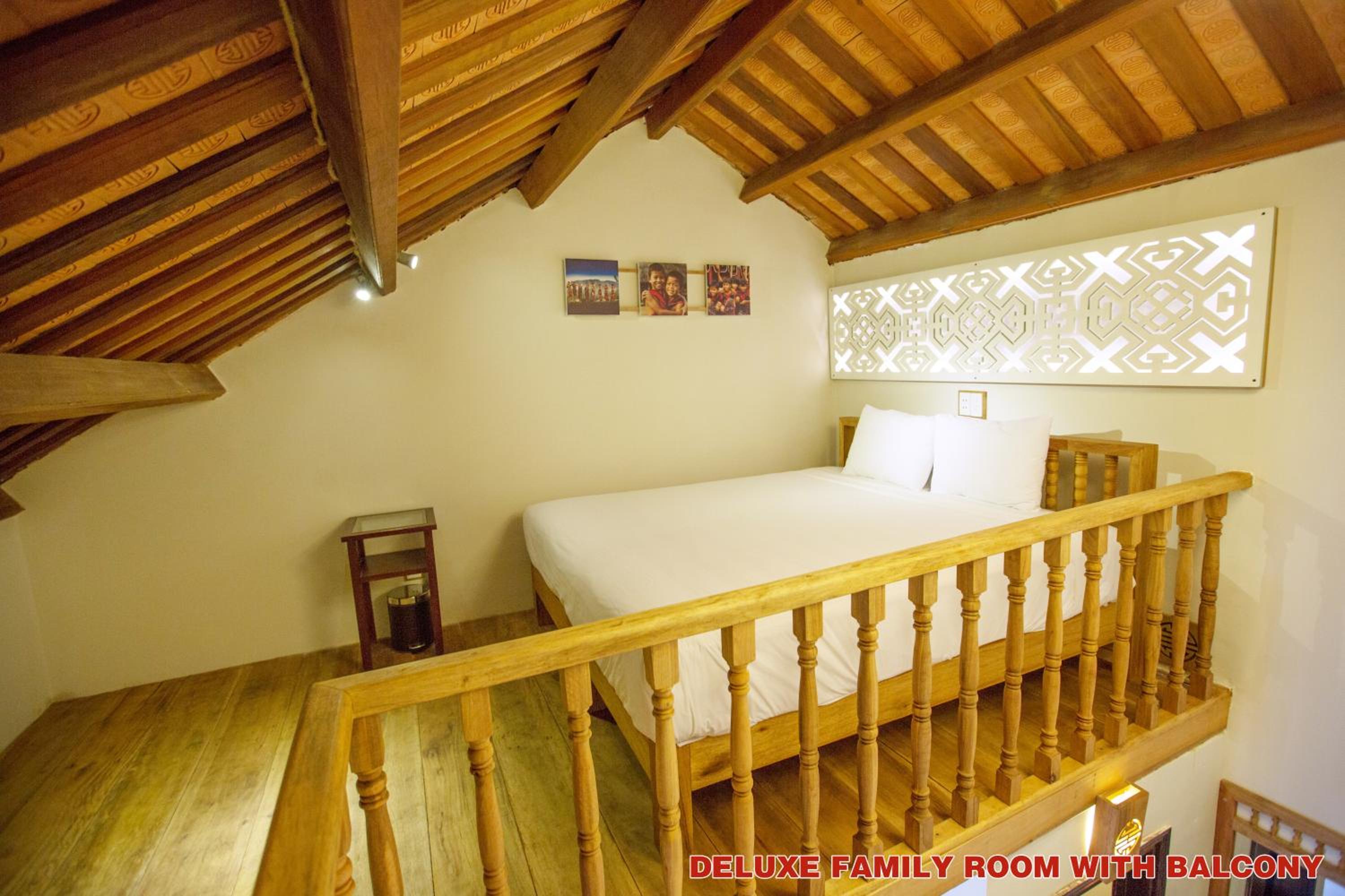 Deluxe Family Room with Window and Balcony photo 3