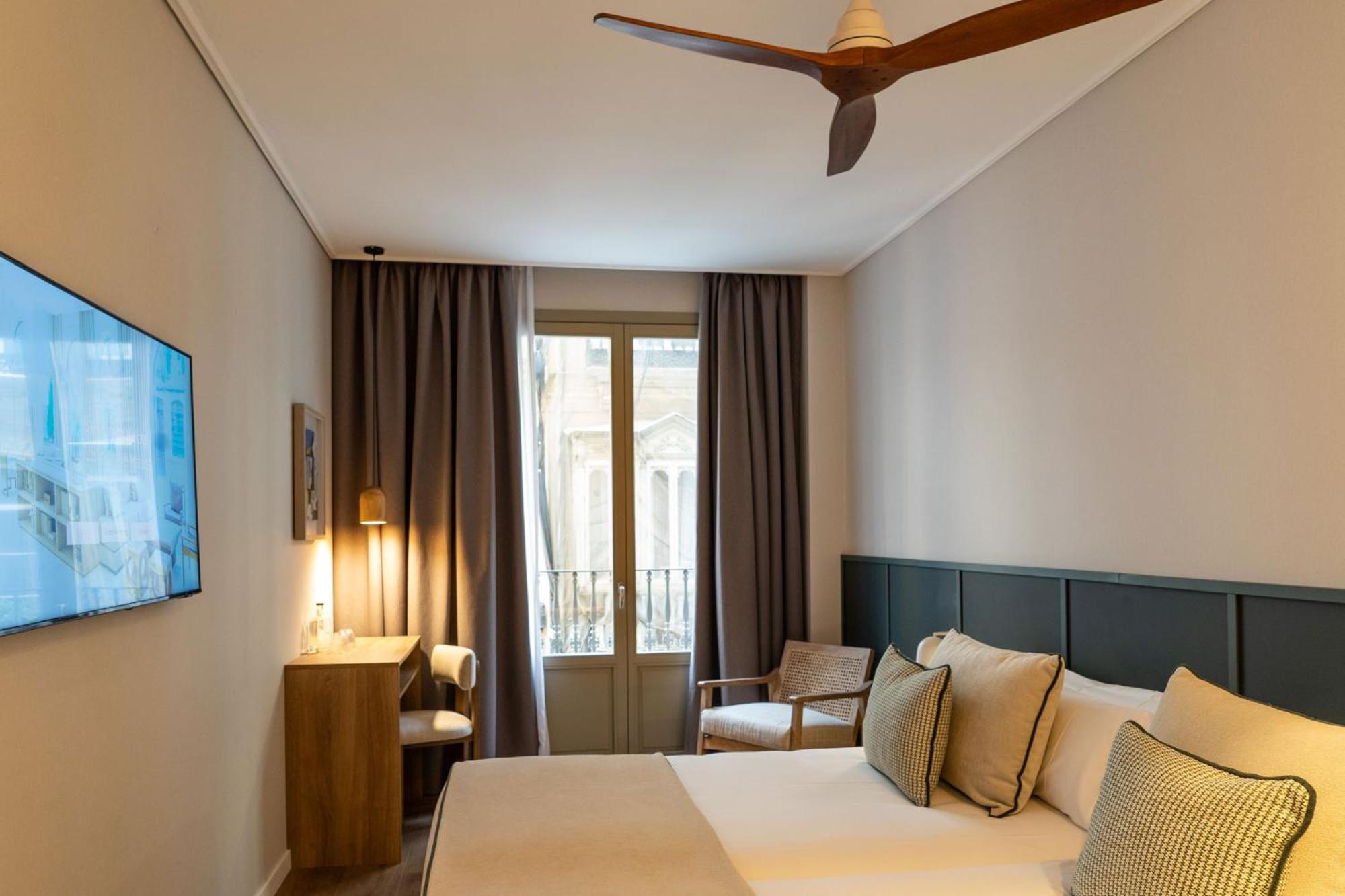 Deluxe Double or Twin Room with City View Deluxe Double or Twin Room with City View