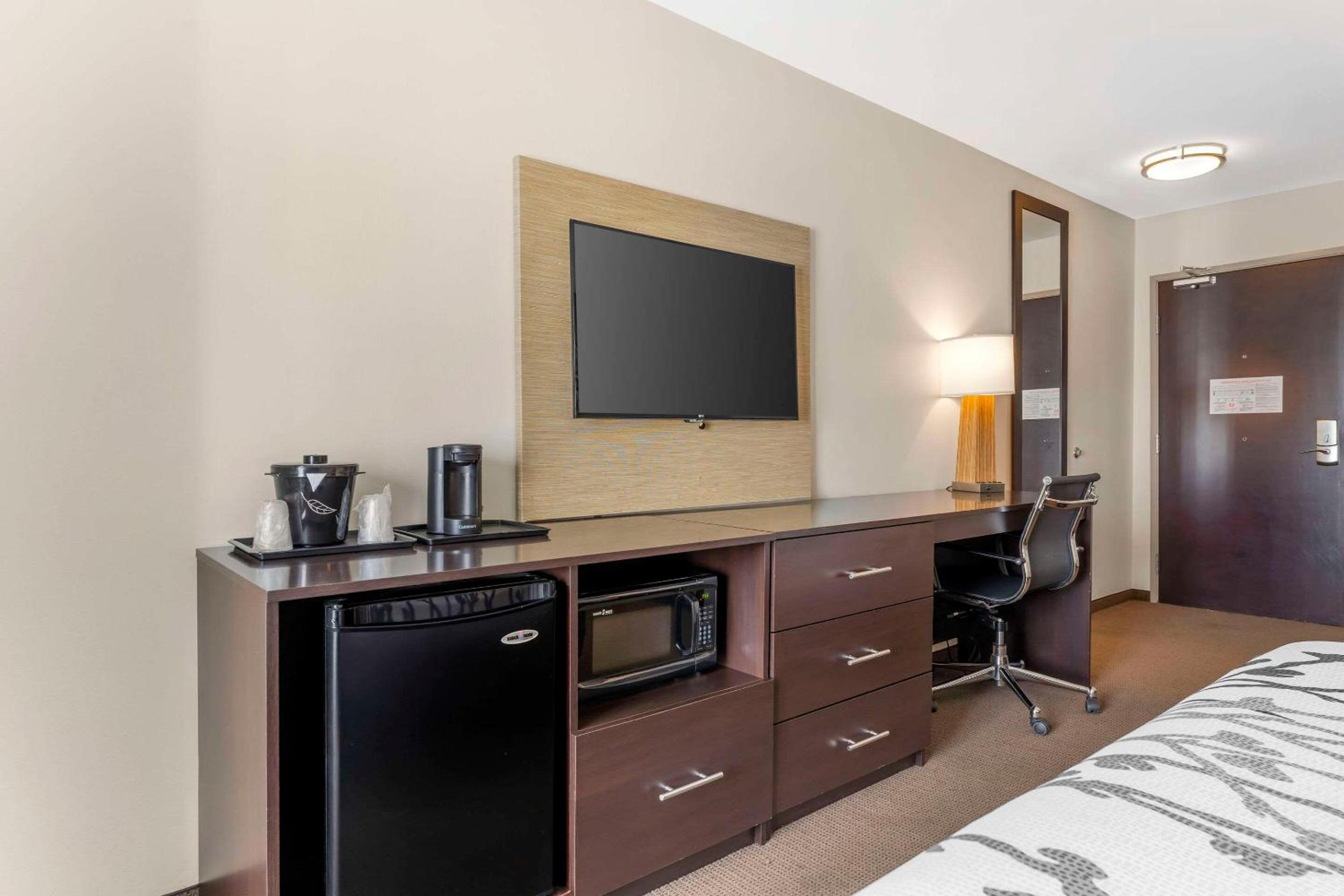 Queen Room with Two Queen Beds - Disability Access photo 3