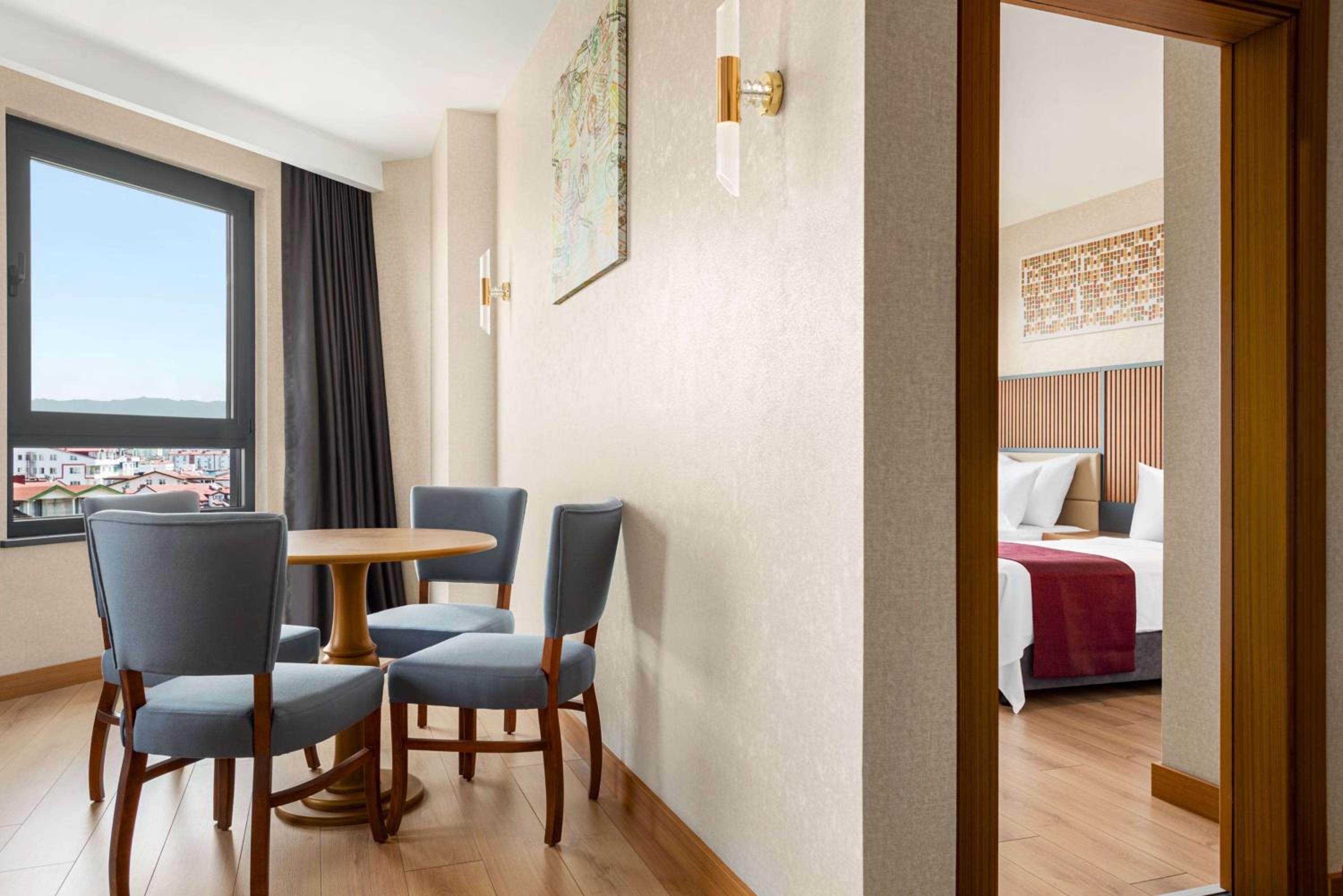 Suite with Two Single Beds- Non- Smoking - Photo 2