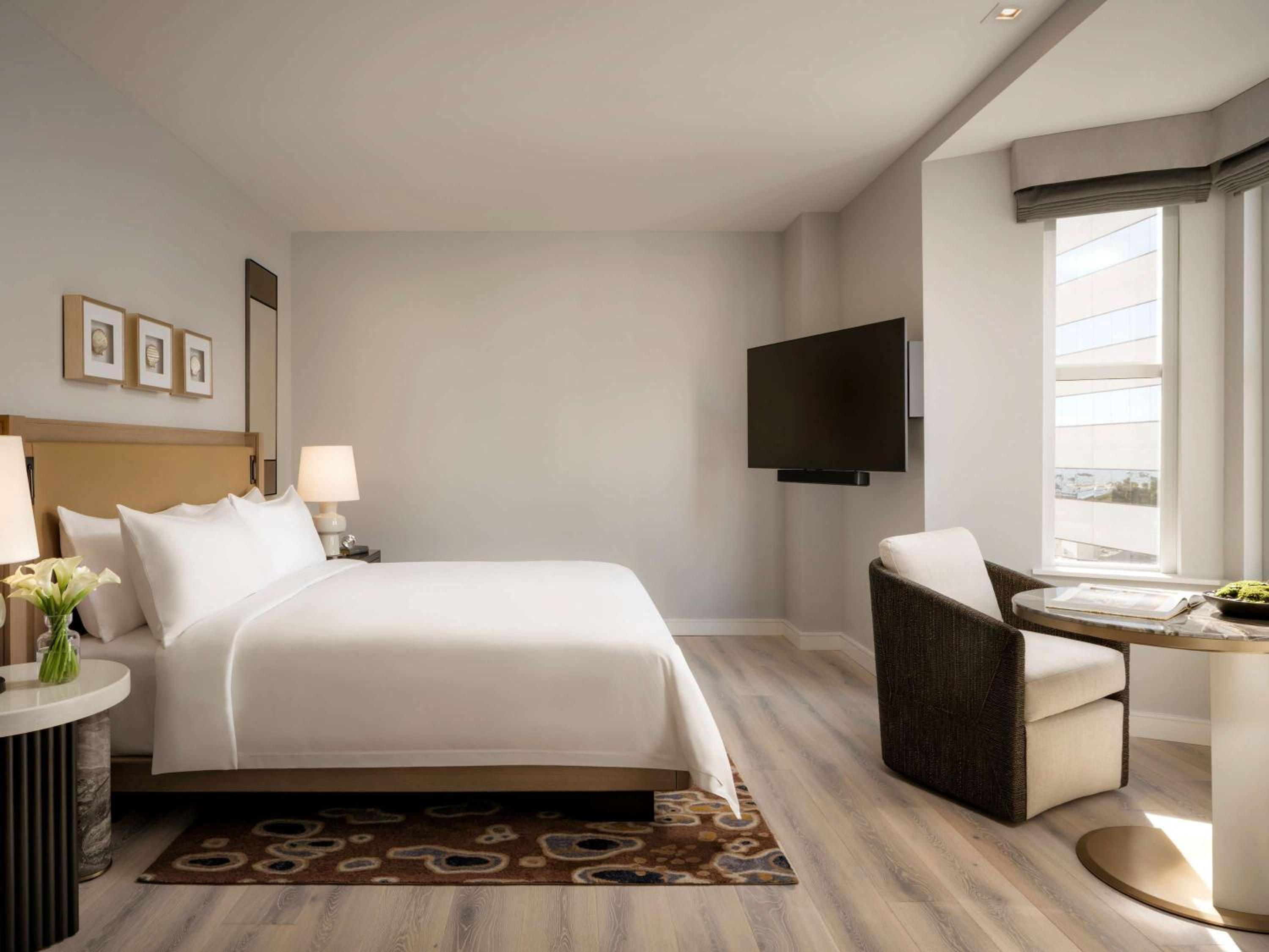 Deluxe King Room with Roll In Shower and City View - Mobility Access
