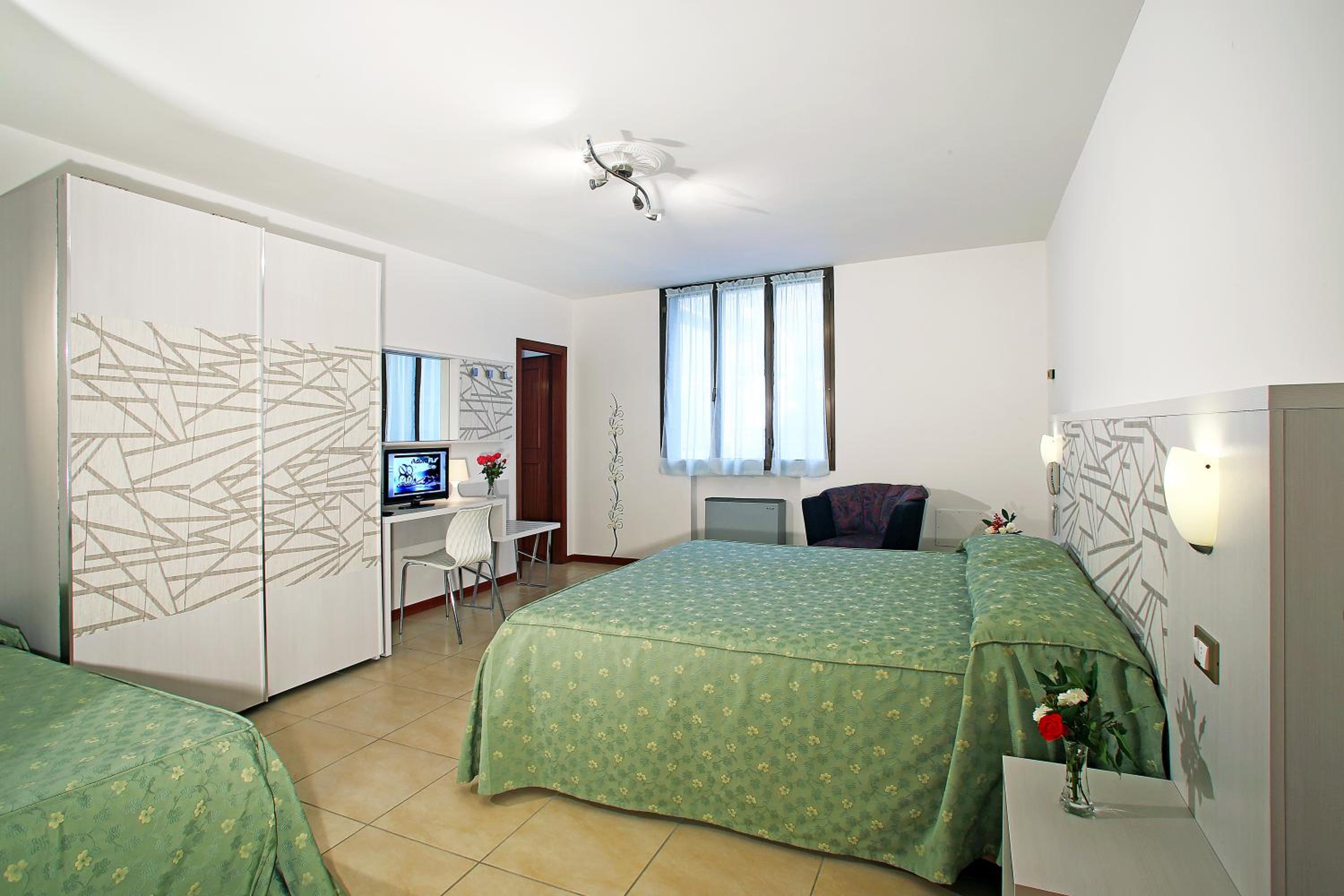 Double or Twin Room - Photo 4