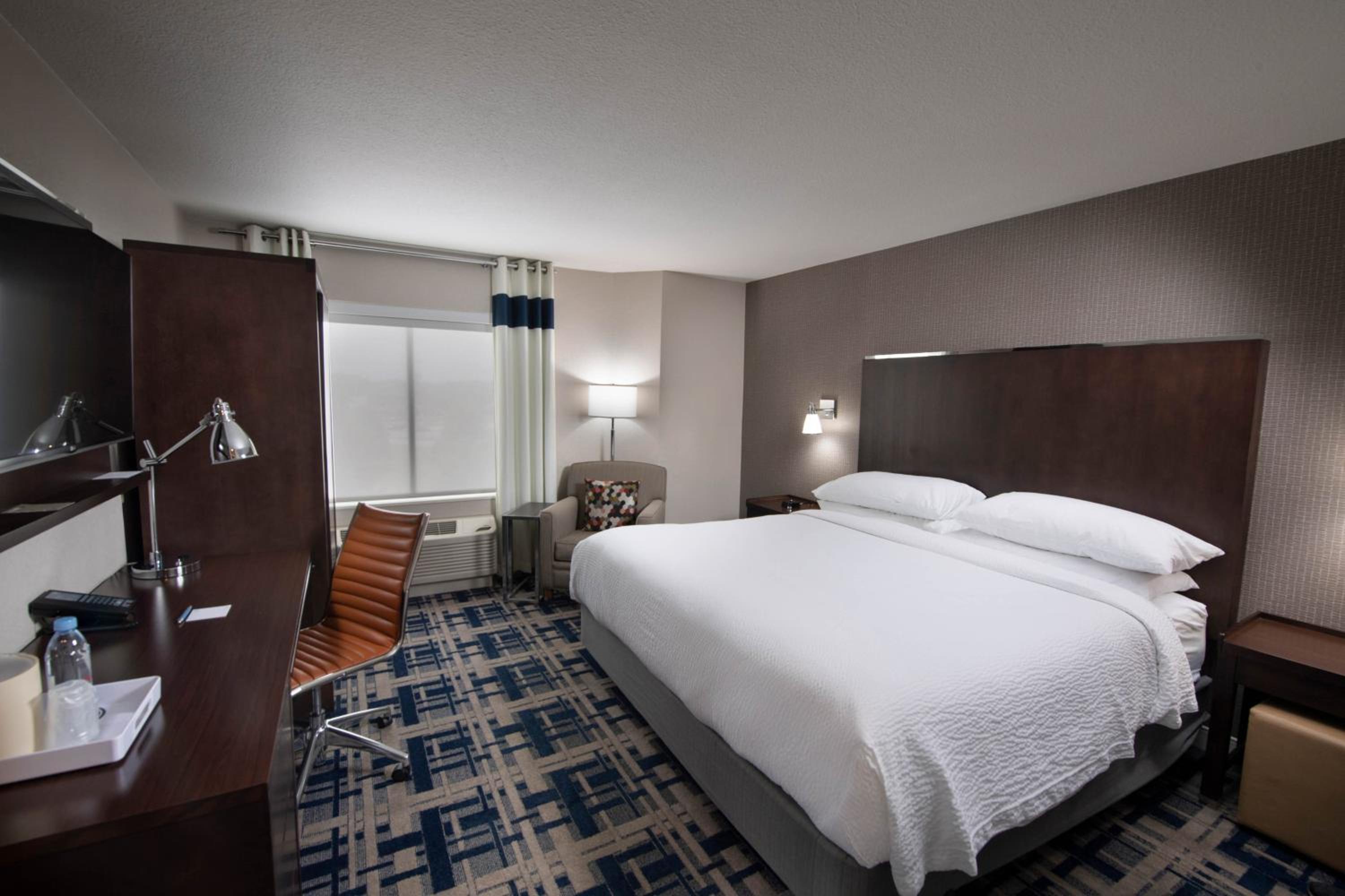 Traditional, Guest room, 1 King - Photo 5