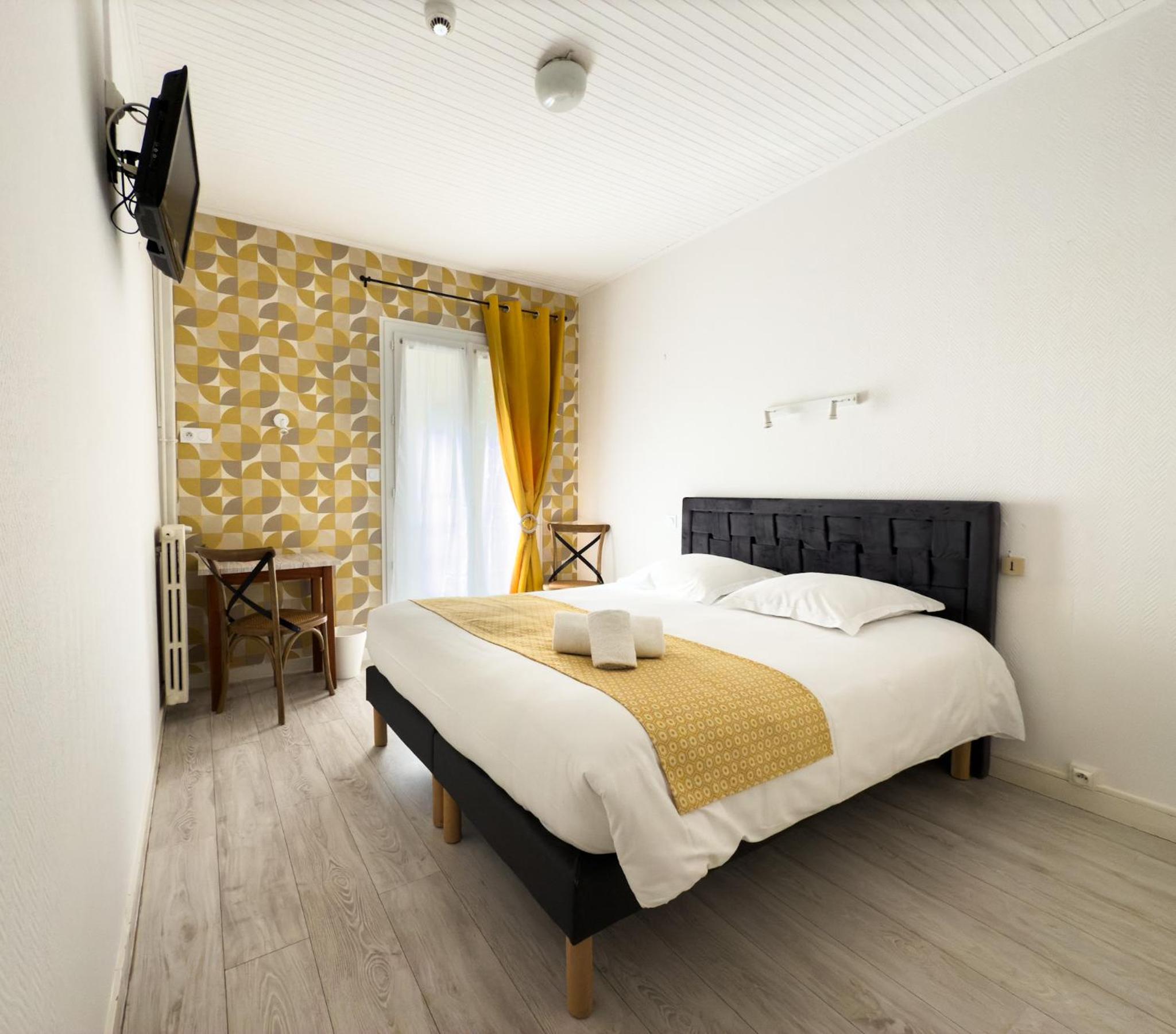 Deluxe Double Room with Balcony photo 2