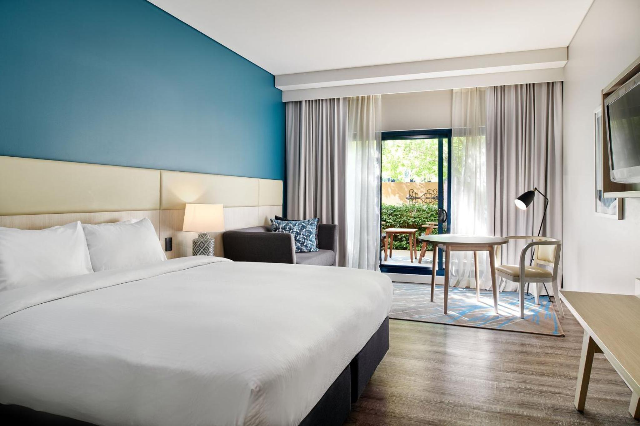 Standard King Room with Balcony thumbnail 6