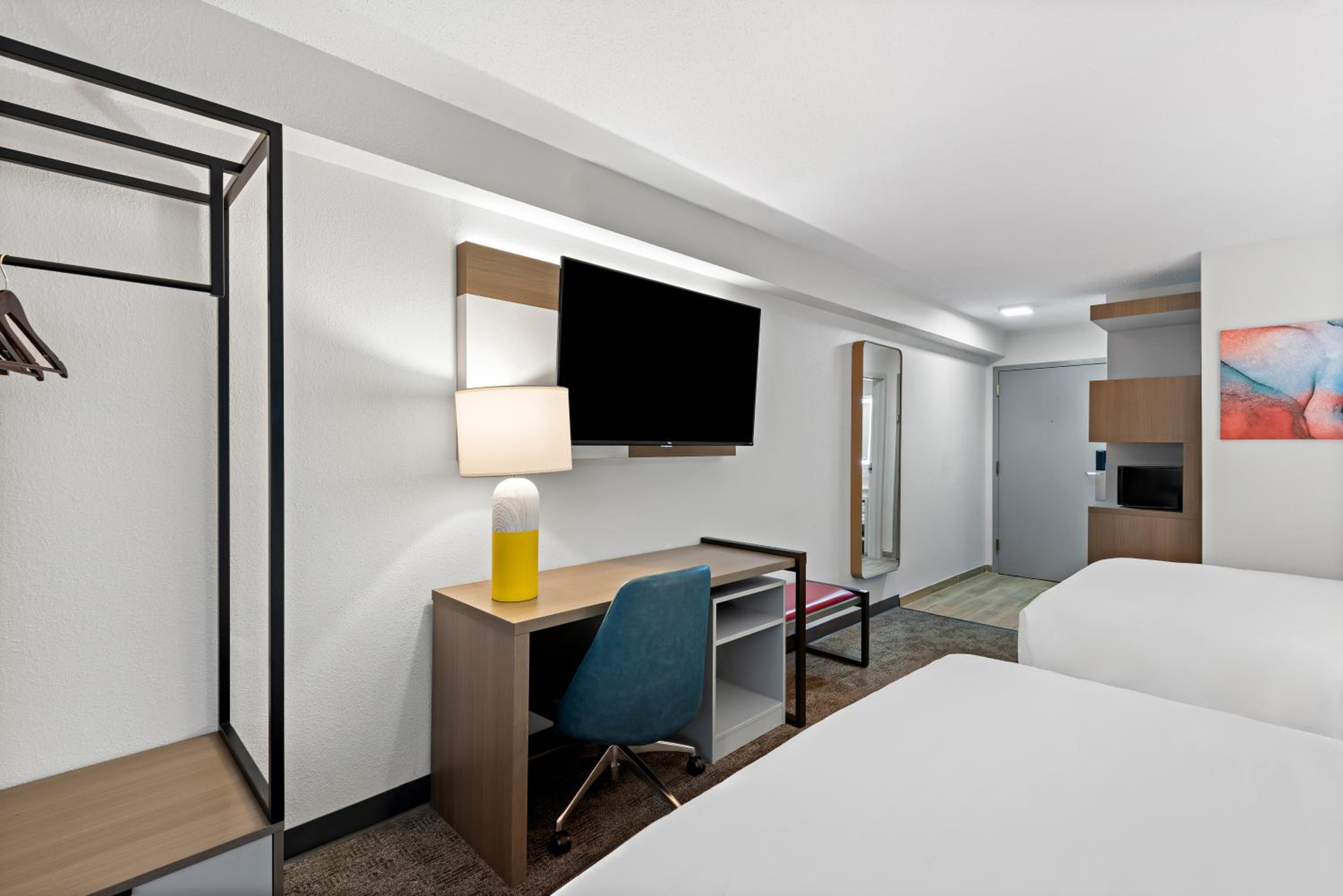 Queen Room with Two Queen Beds - Non-Smoking - Photo 3
