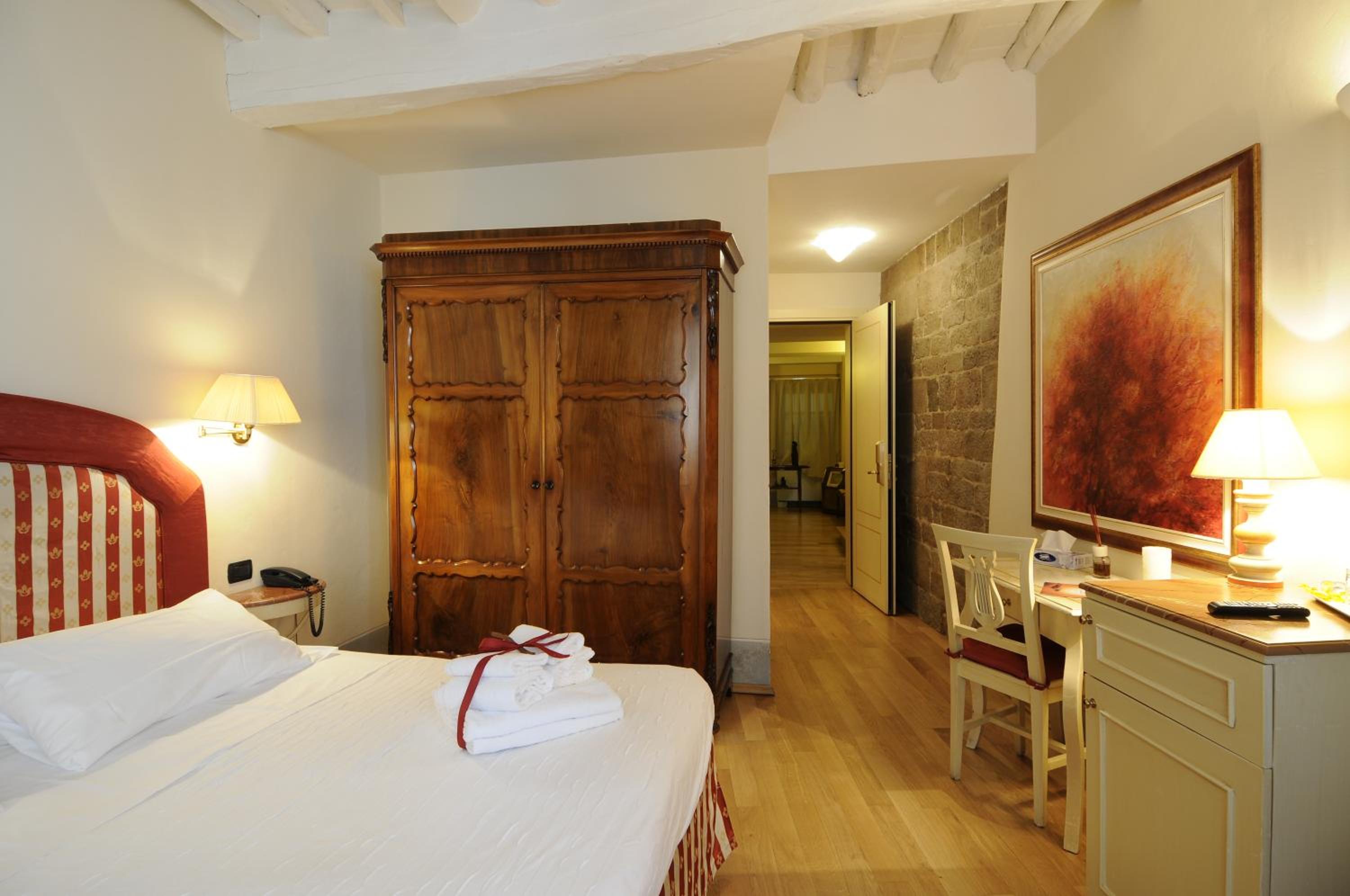 Classic Double or Twin Room - Photo 8