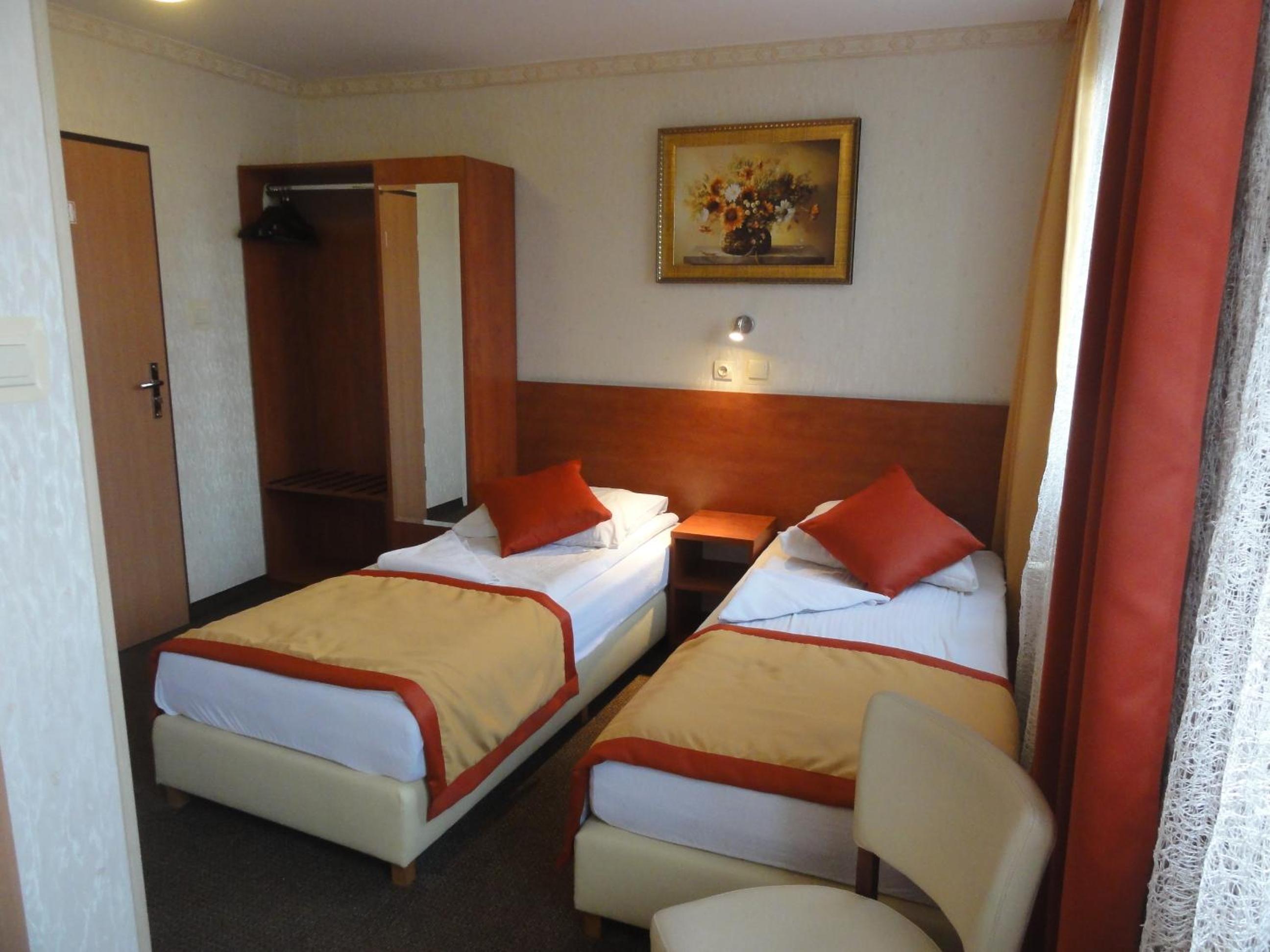 Standard Twin Room - Photo 2