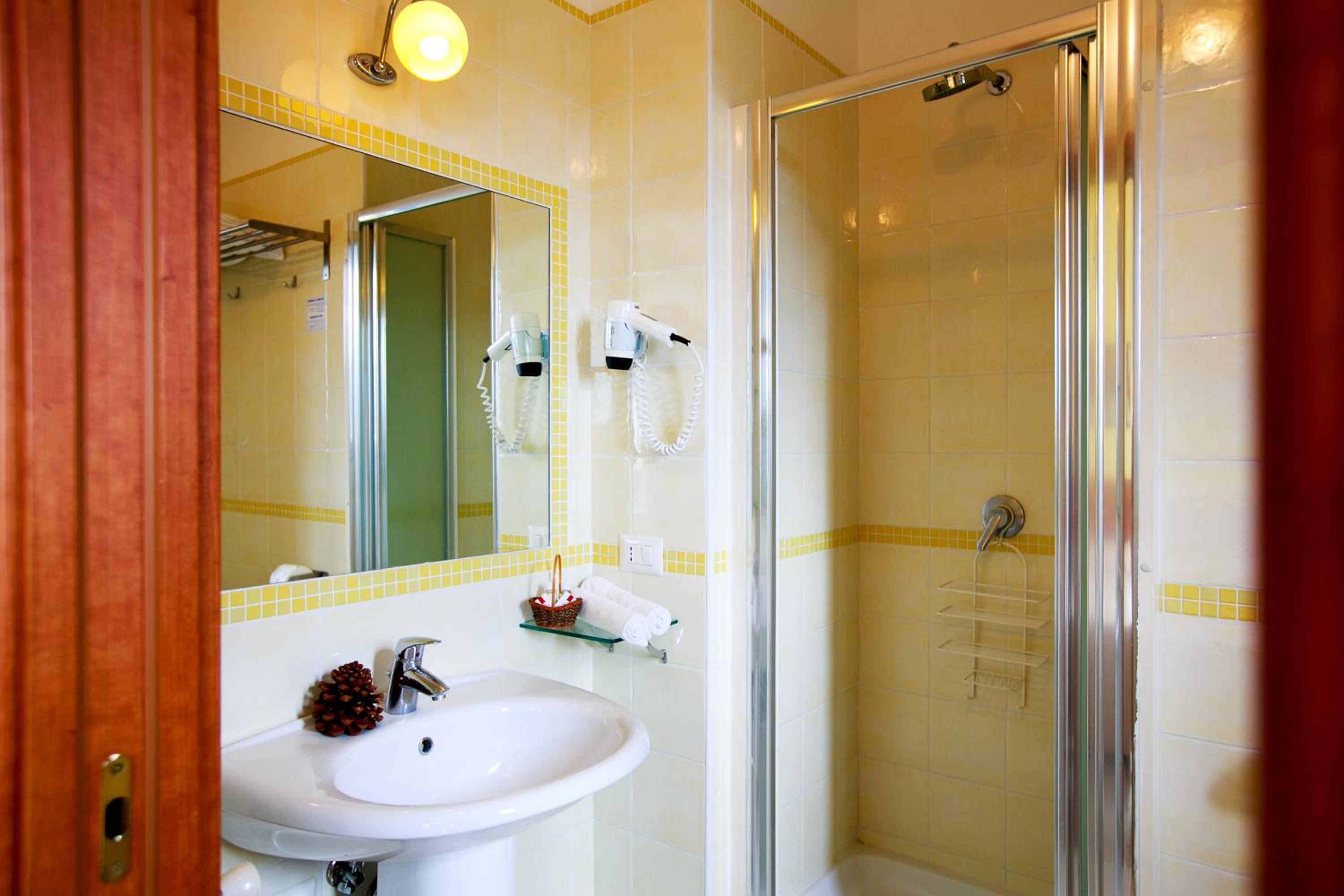 Double or Twin Room - Photo 7