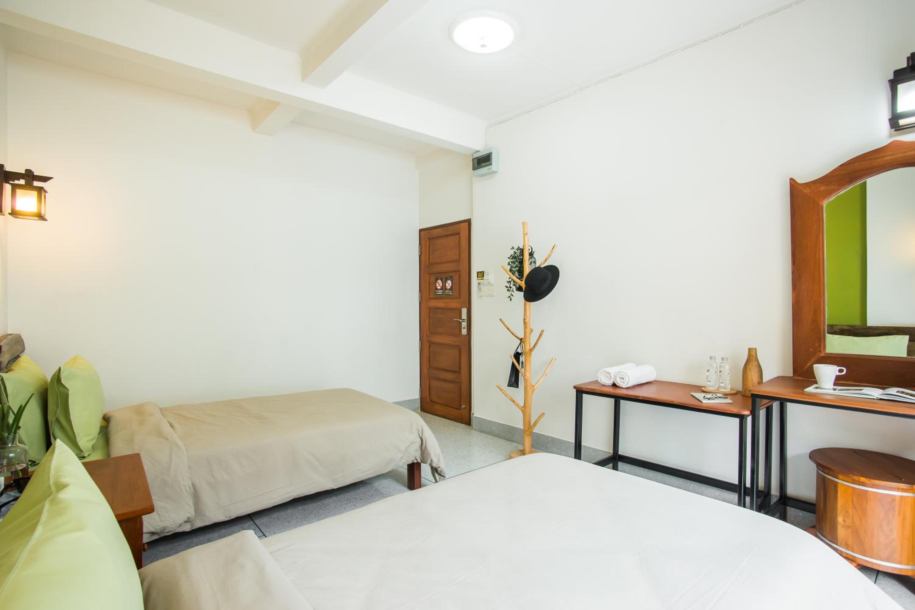 Twin Room with Shared Bathroom - No Window photo 2