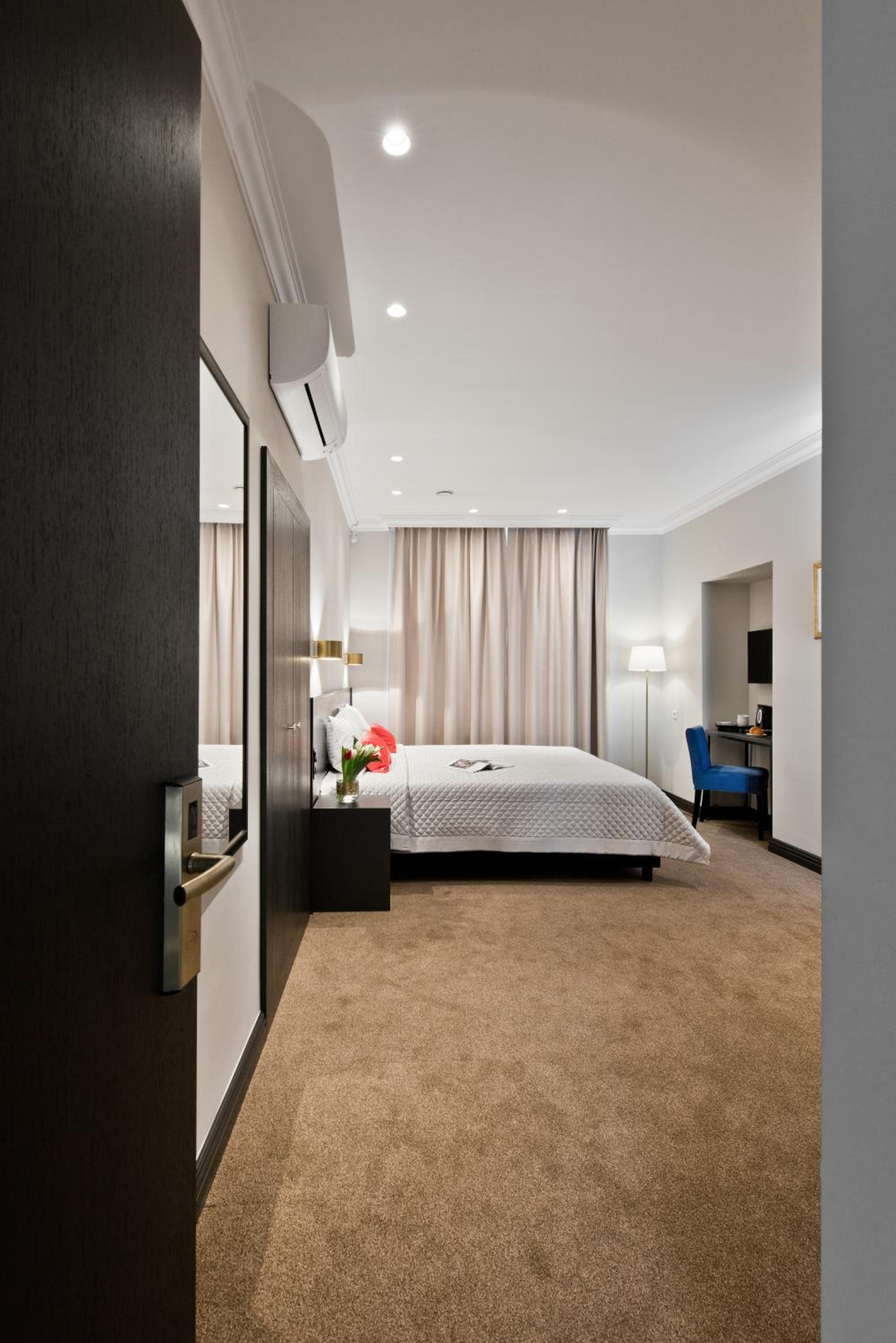 Classic Double or Twin Room - Photo 8