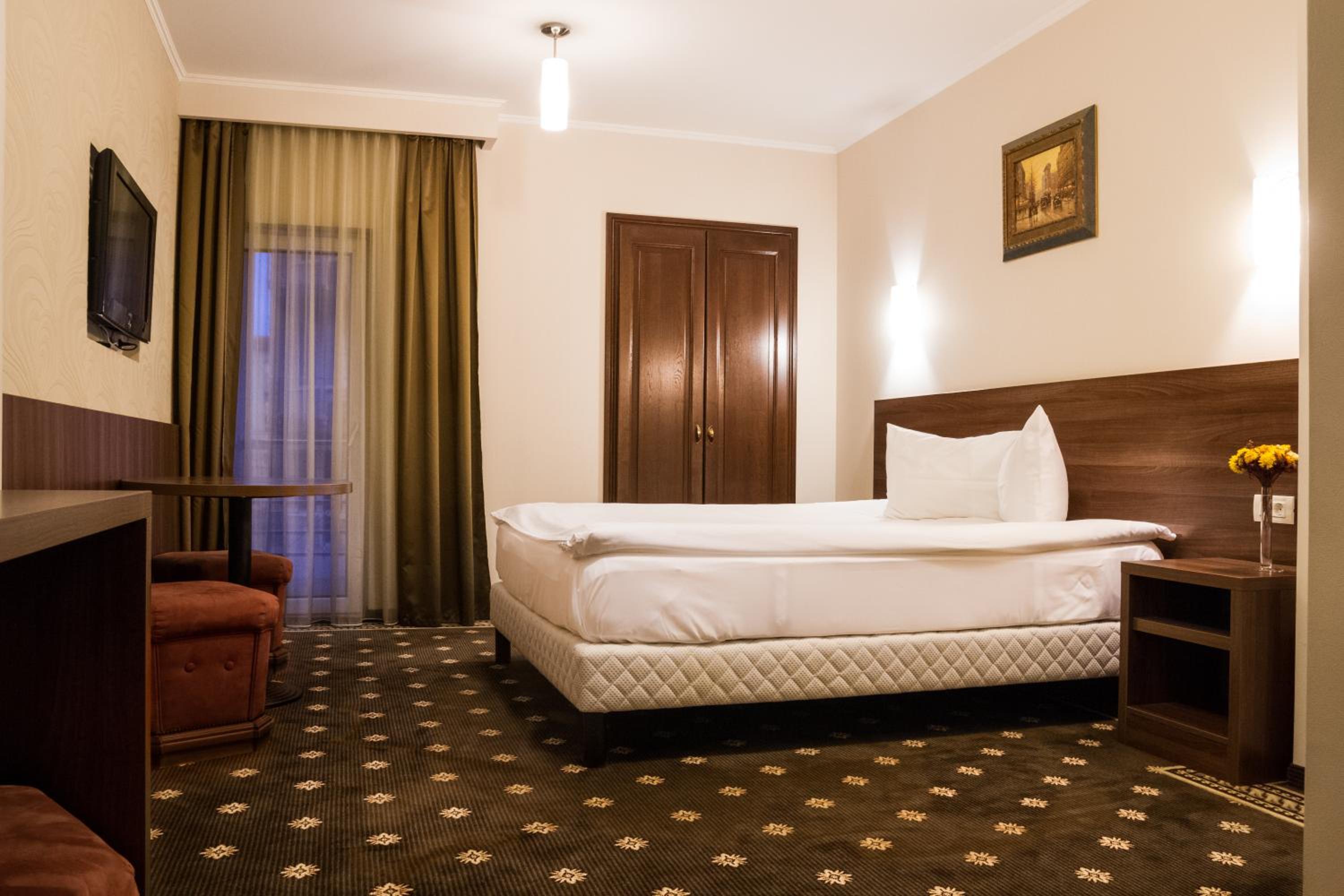 Two-Bedroom Suite - Photo 4