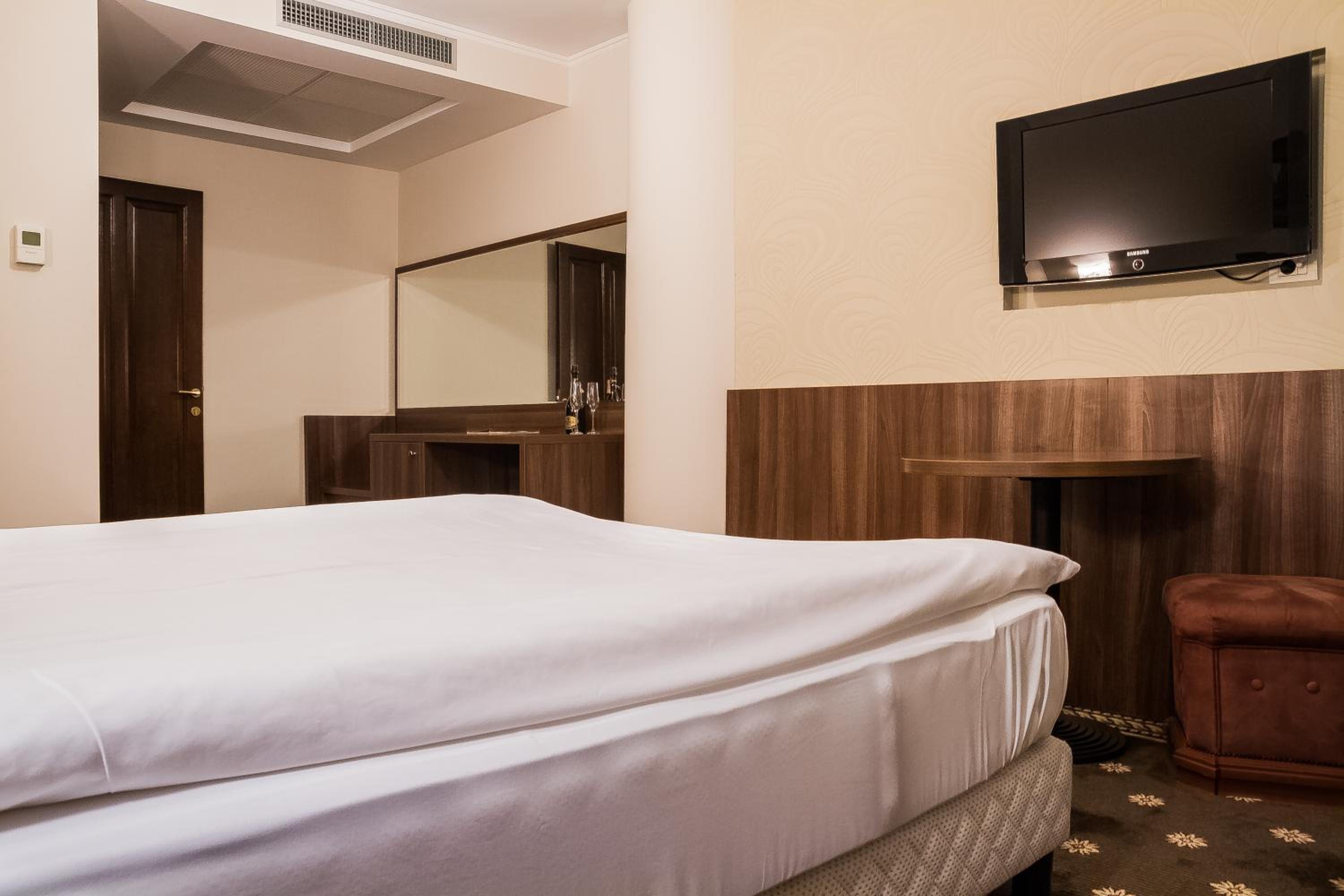 Two-Bedroom Suite - Photo 2