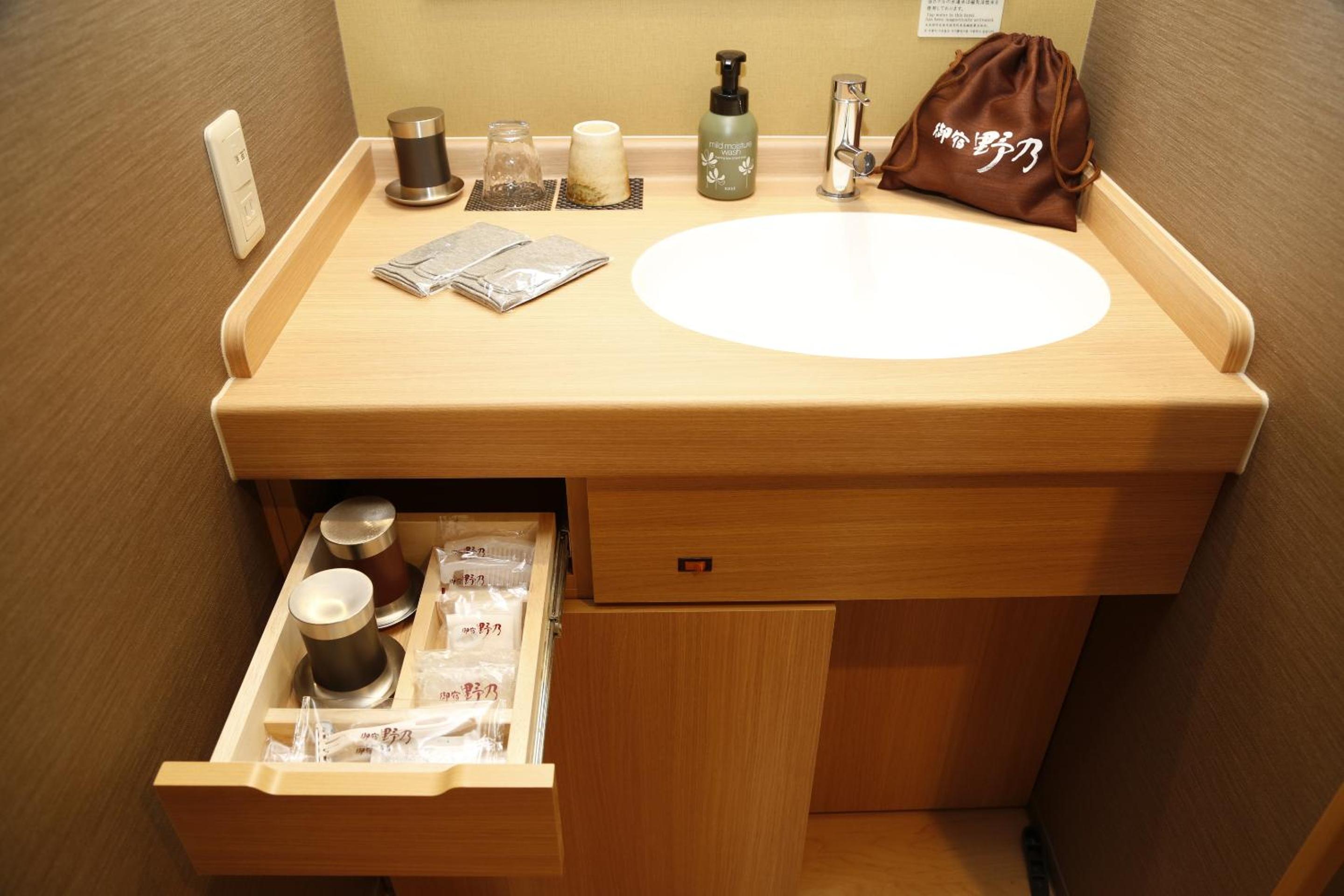 Adjoining Standard Queen Room with Tatami Floor photo 2