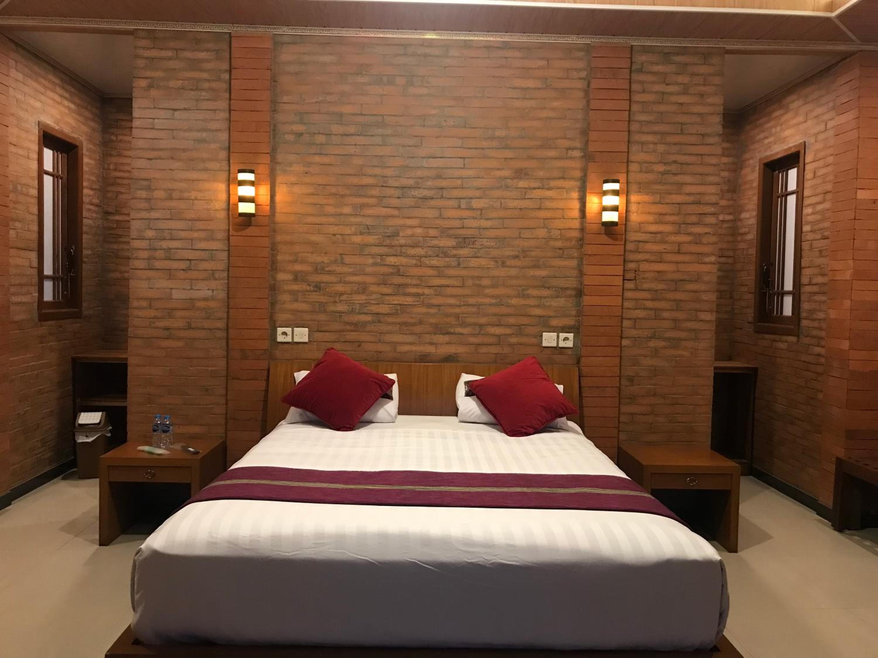 Queen Room with Balcony - Photo 2