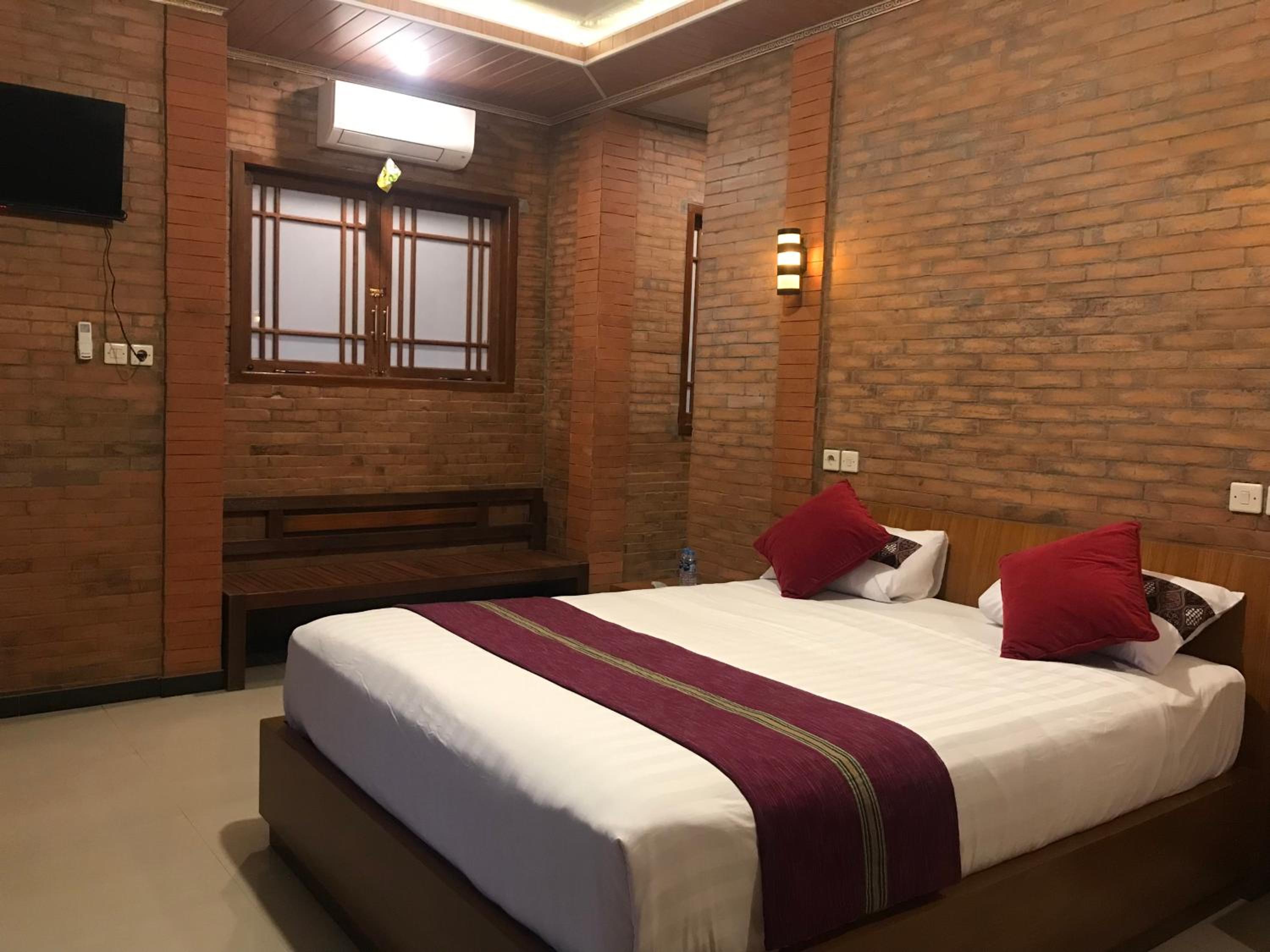 Queen Room with Balcony - Photo 1