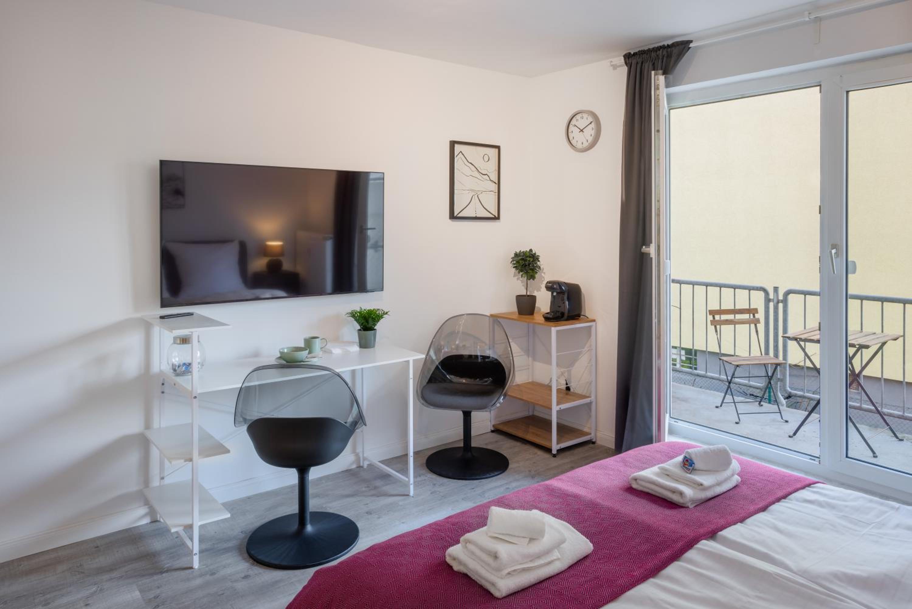 One-Bedroom Apartment with Balcony photo 3
