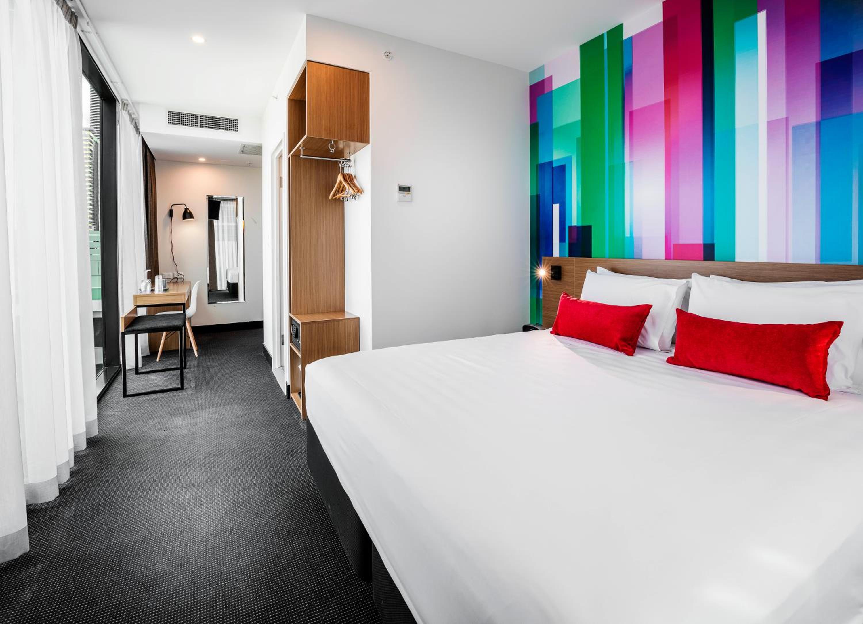 Deluxe Corner King Room with City View