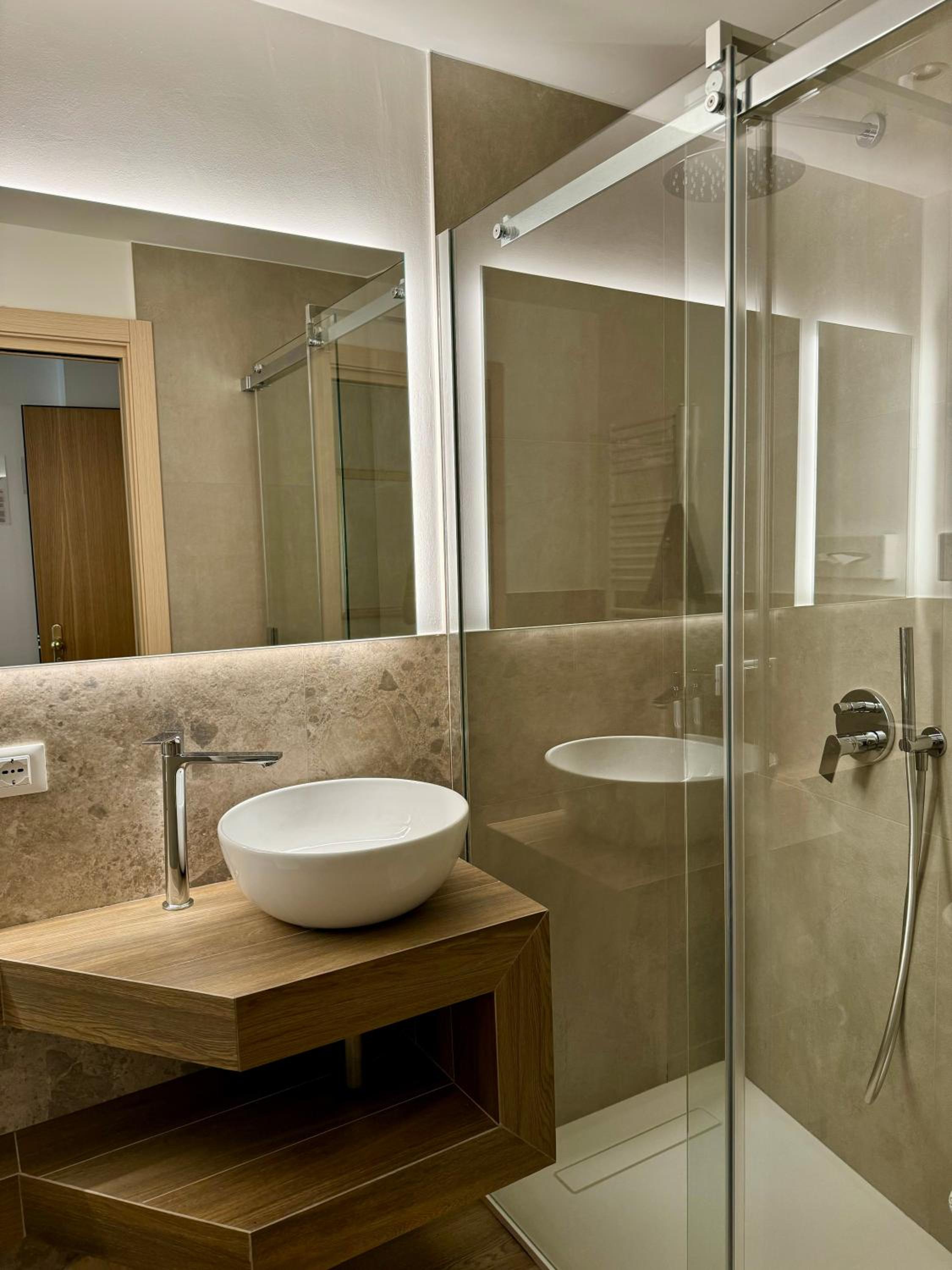 Deluxe Double Room with Balcony photo 3