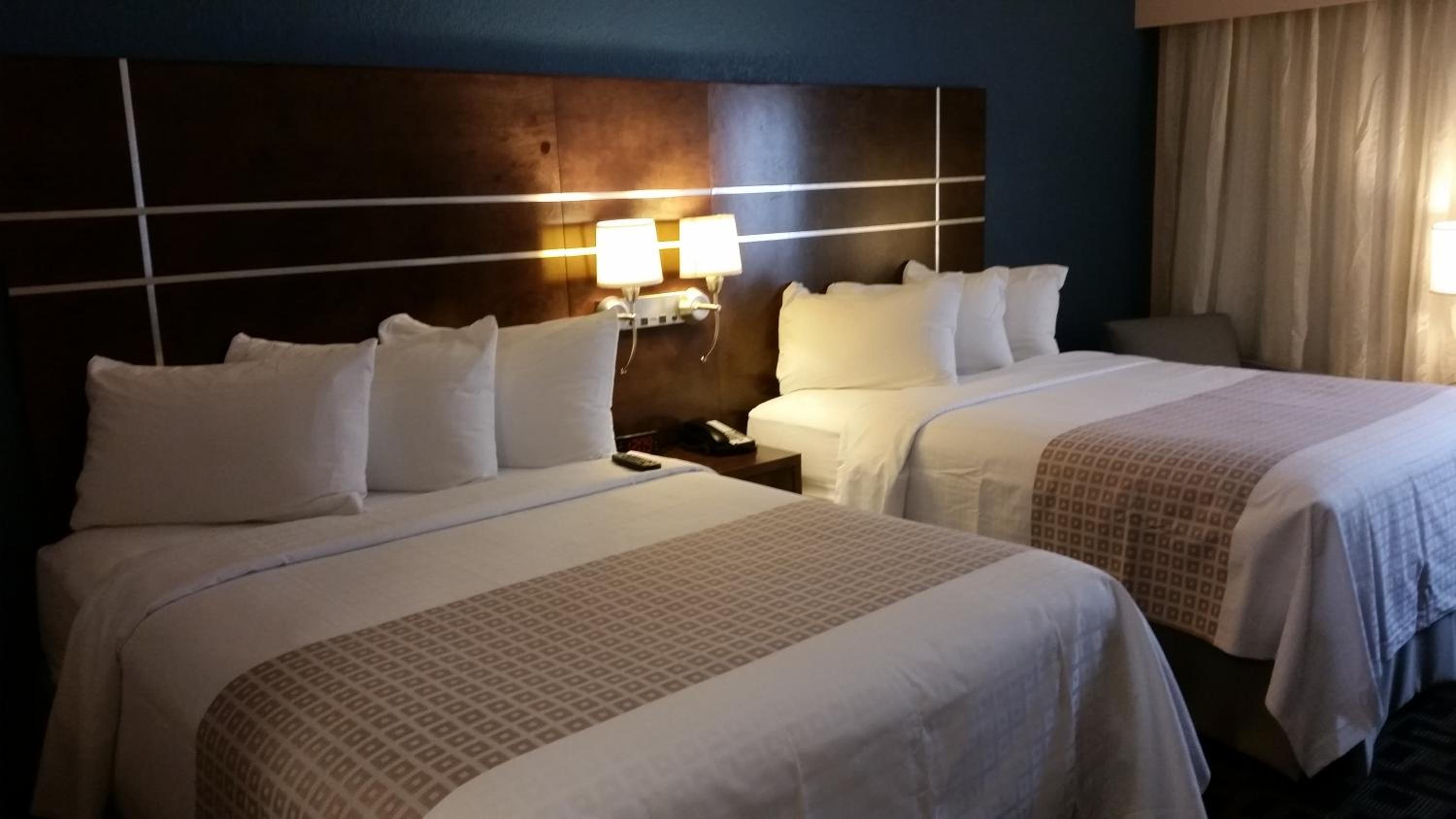 Queen Room with Two Queen Beds - Non-Smoking - Photo 6