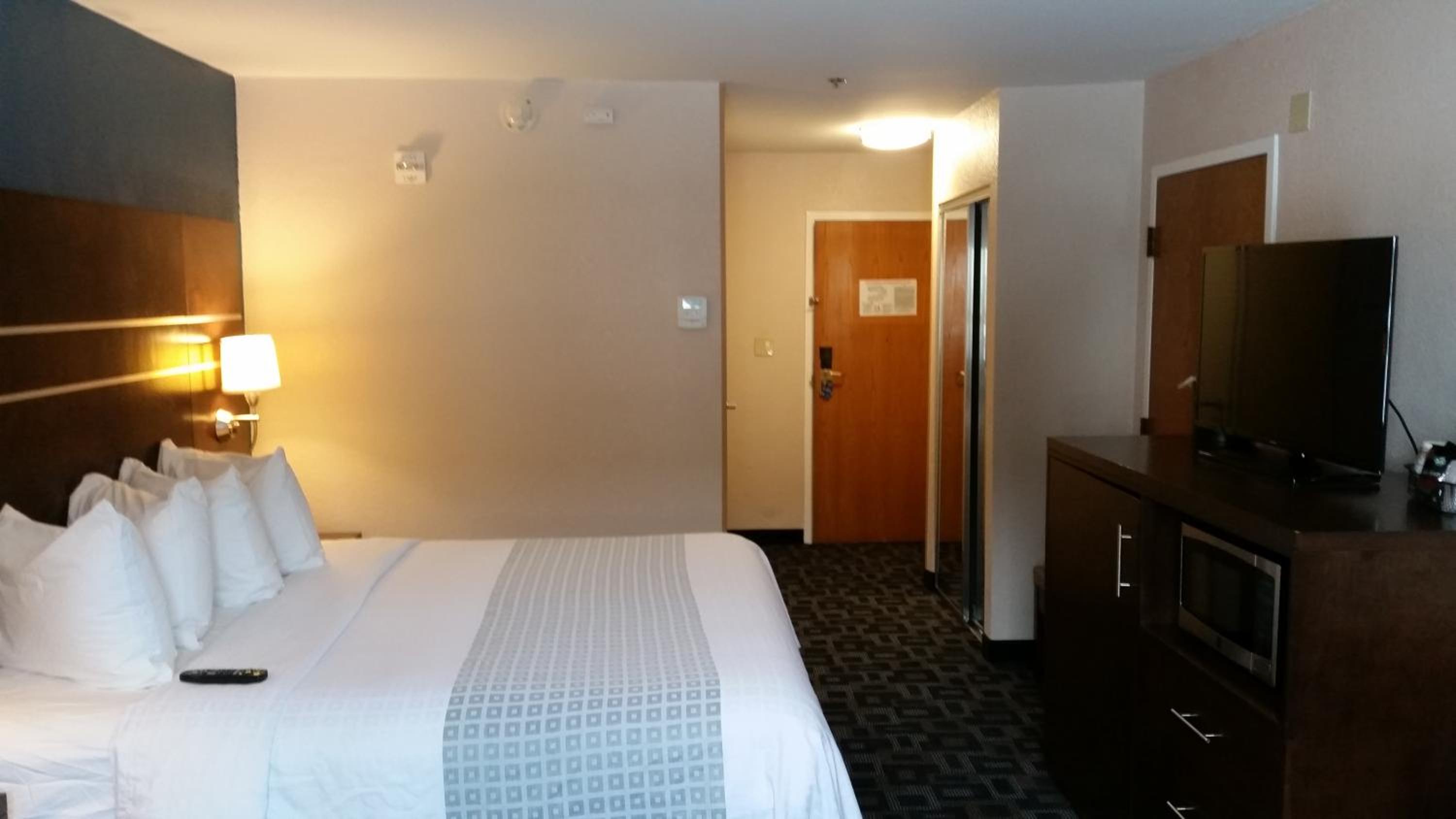 King Room with Sofa Bed - Non-Smoking - Photo 2
