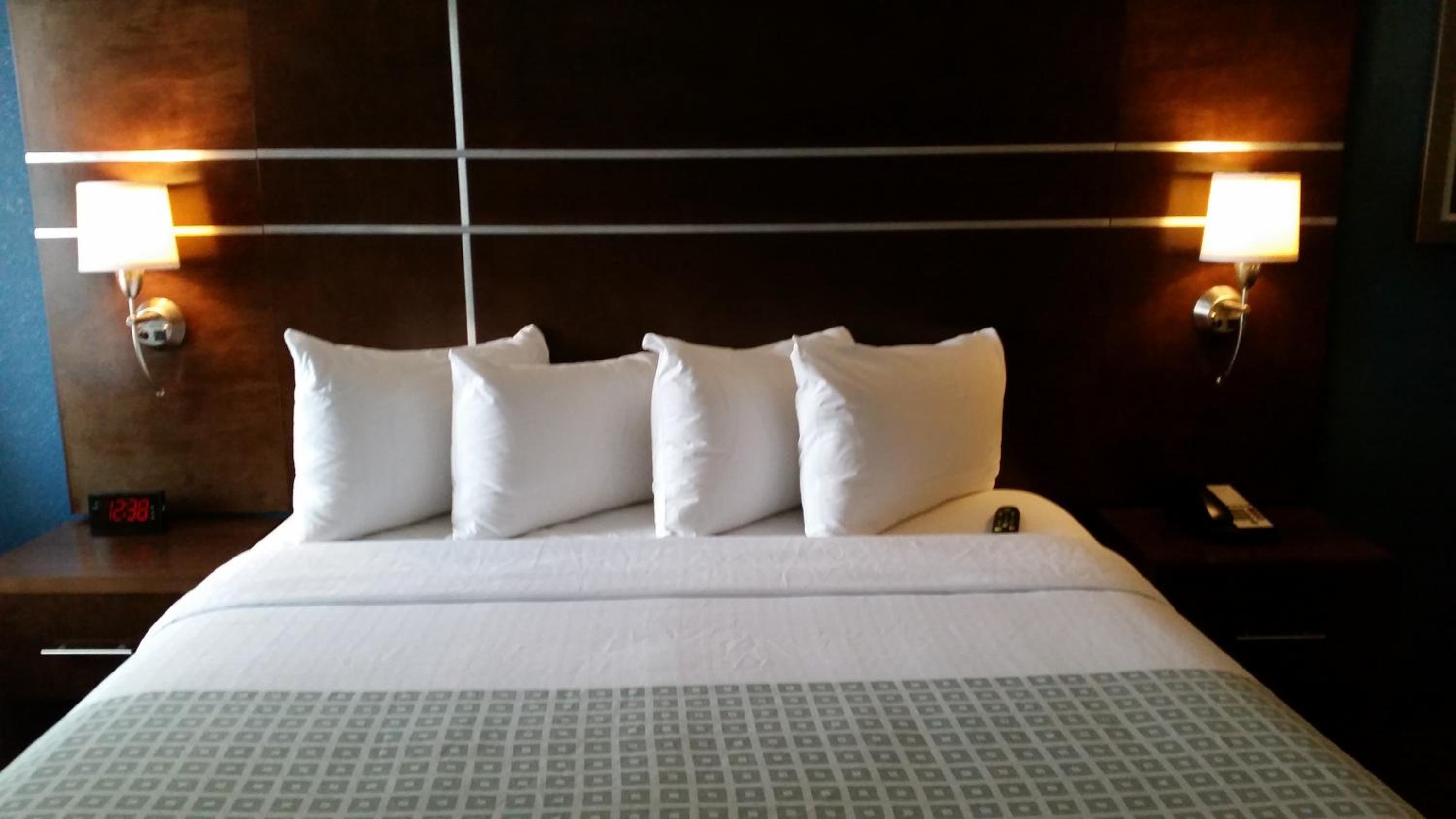 King Room with Sofa Bed - Non-Smoking - Photo 3
