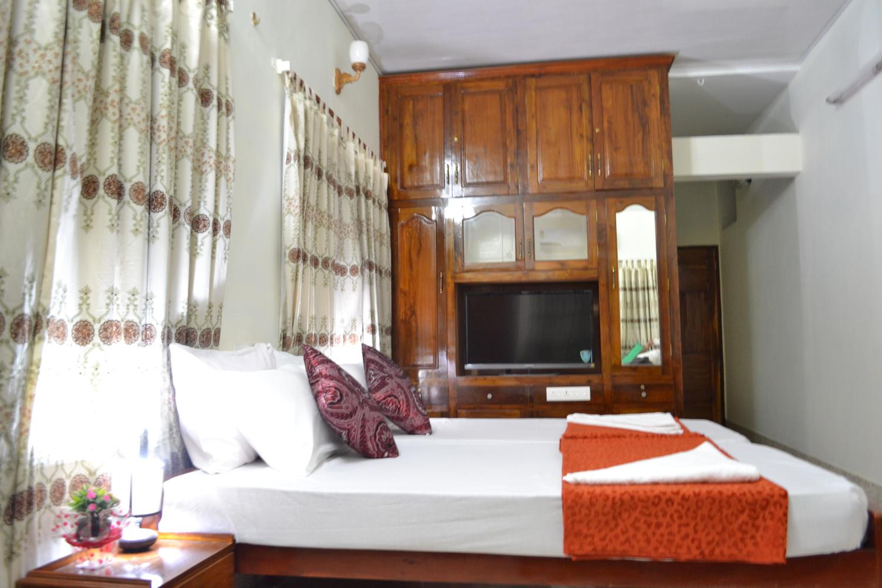 One Double Bed in 6-Bed Mixed Dormitory Room photo 1