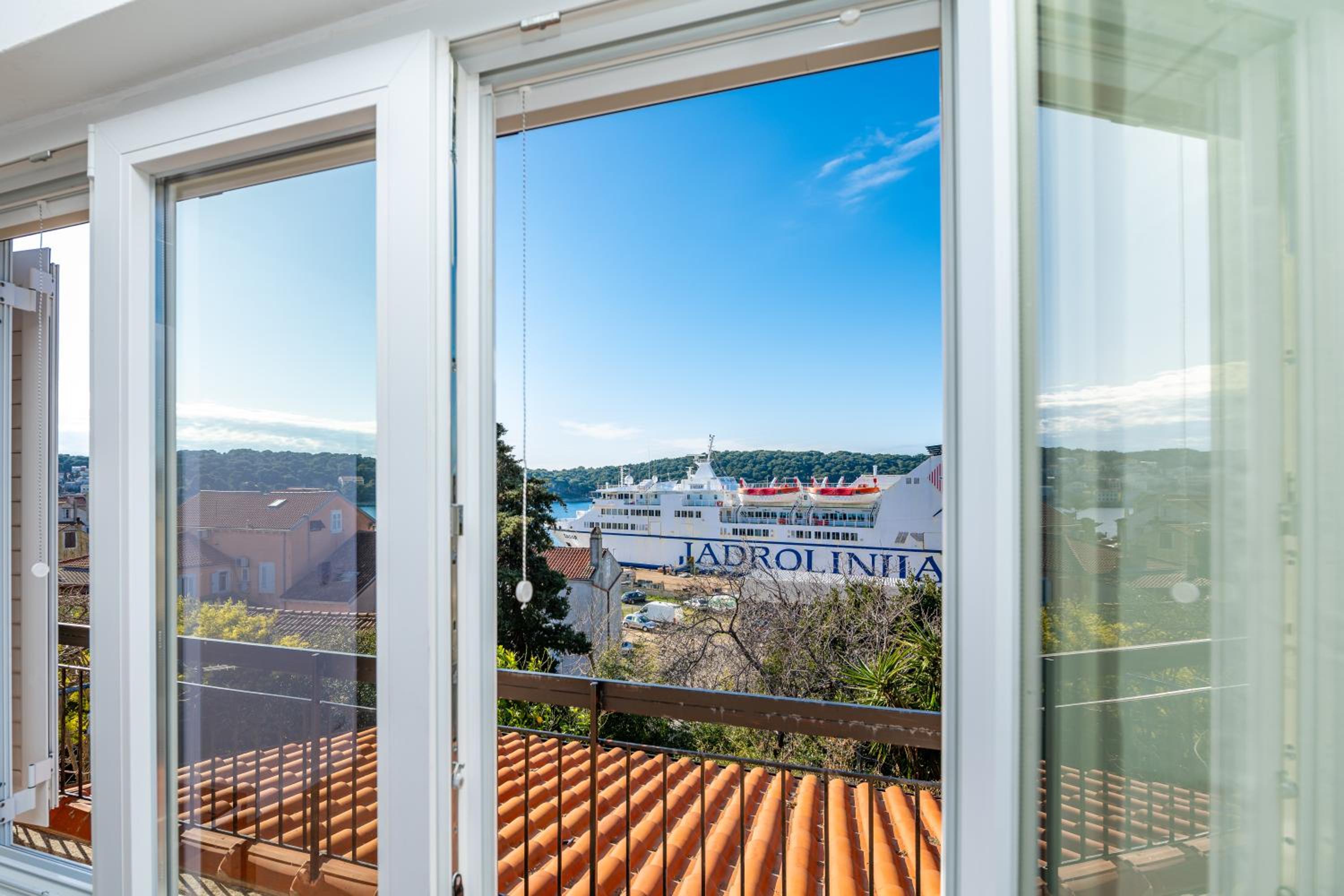 Two-Bedroom Deluxe Apartment with Harbor View photo 2