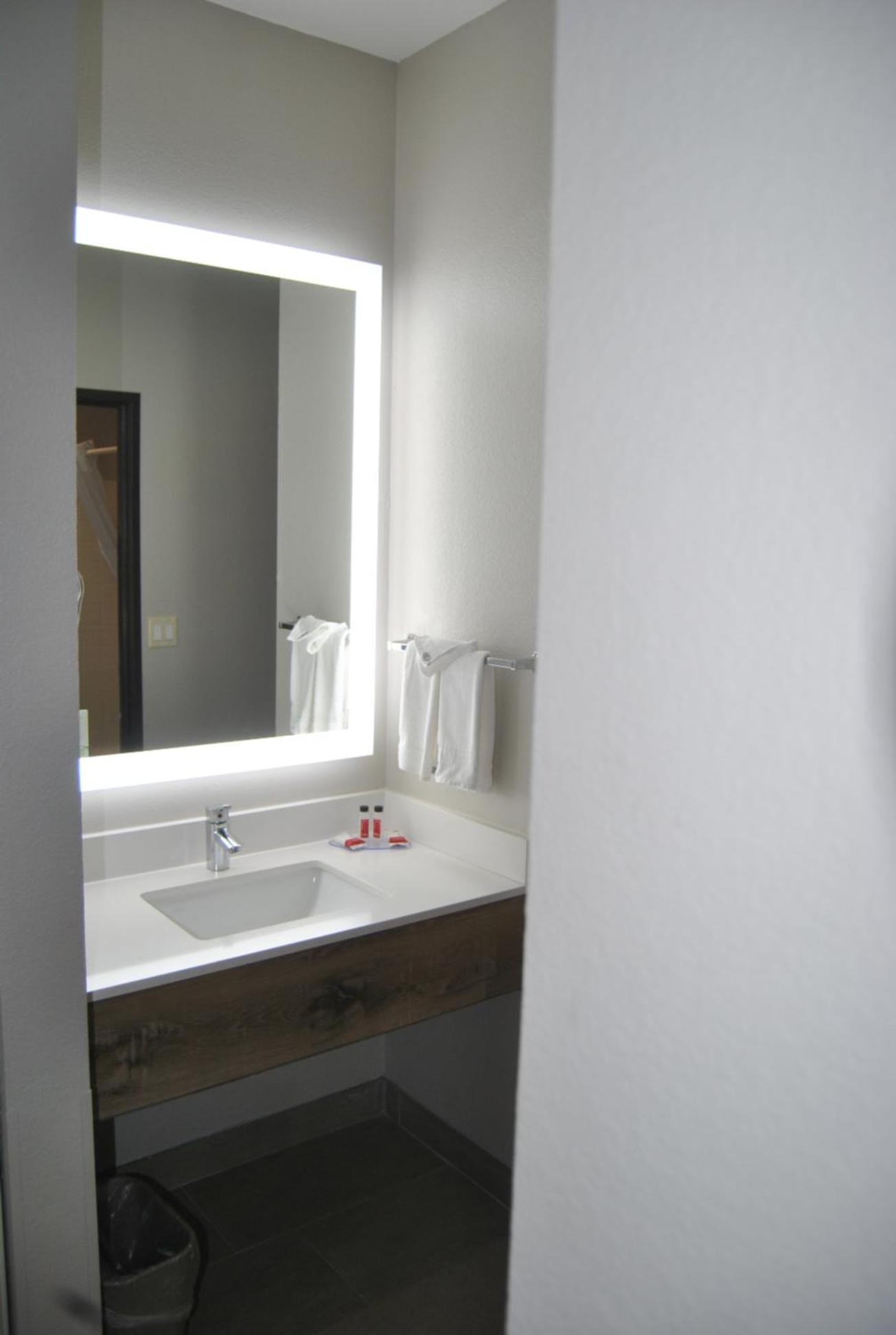 Deluxe King Room - Non-Smoking photo 2