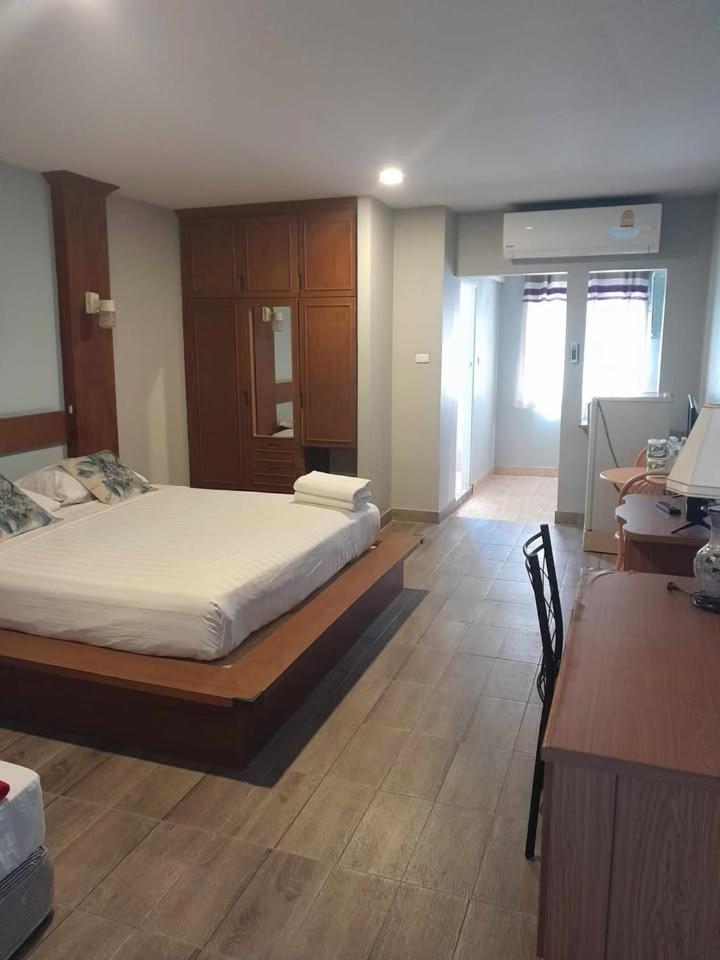 Suite - Photo 1