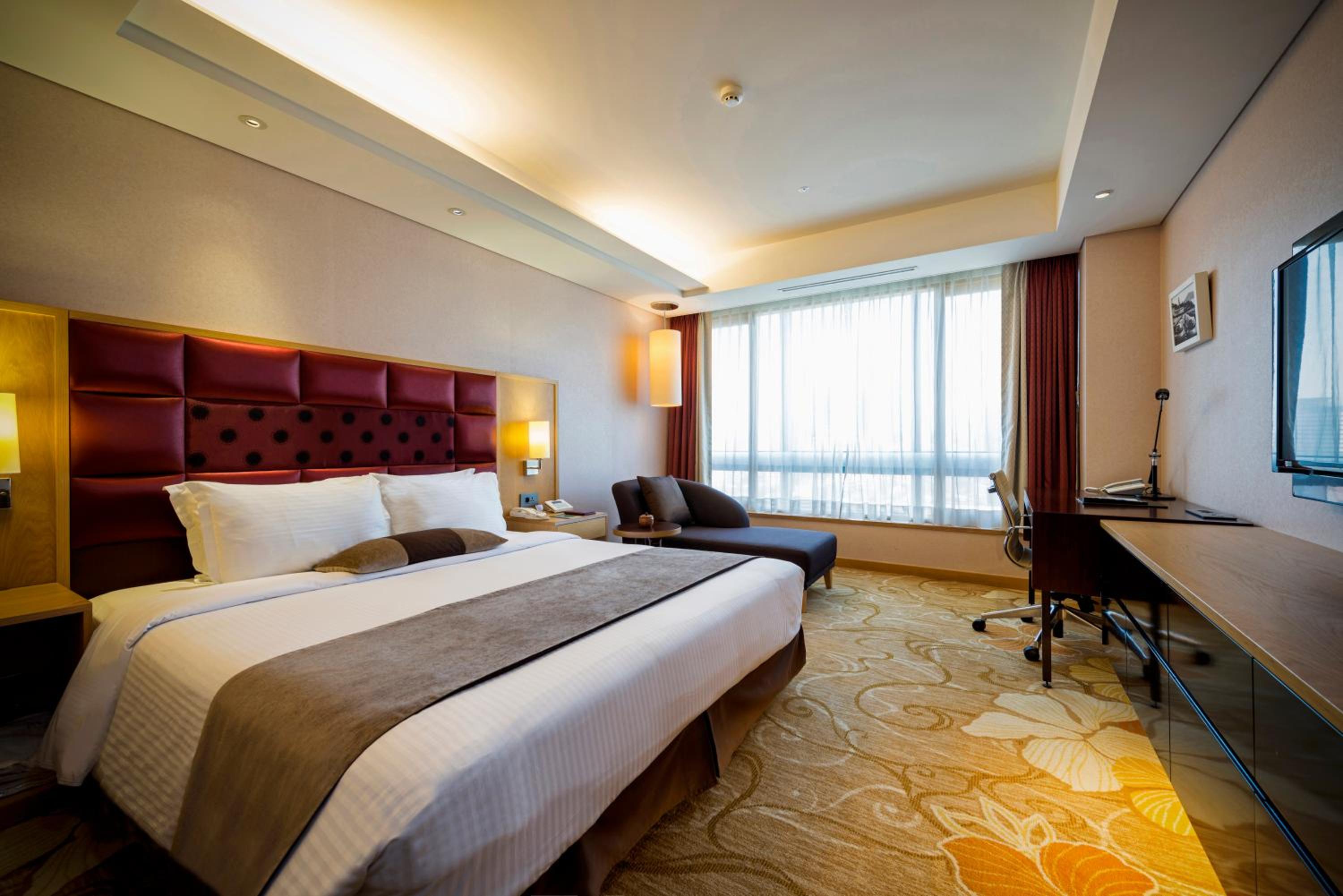 [Hot Deal] Premium Queen (Check-in at 5PM/ Check-out at 9AM / No Consecutive Nights)