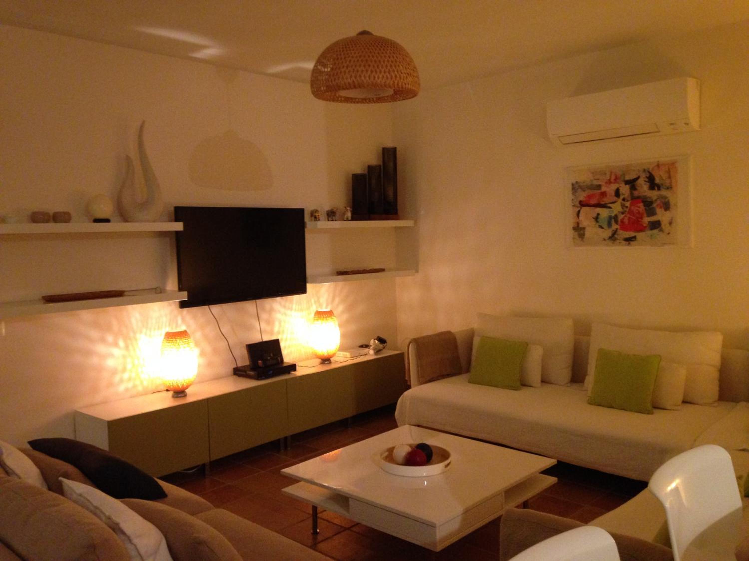 Five-Bedroom House photo 1