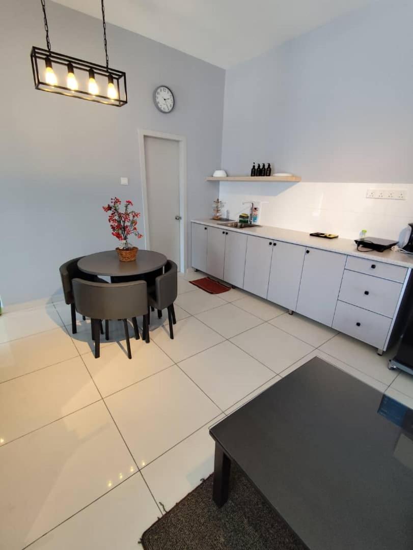 Urban 3 Bedroom Suites - Photo 4