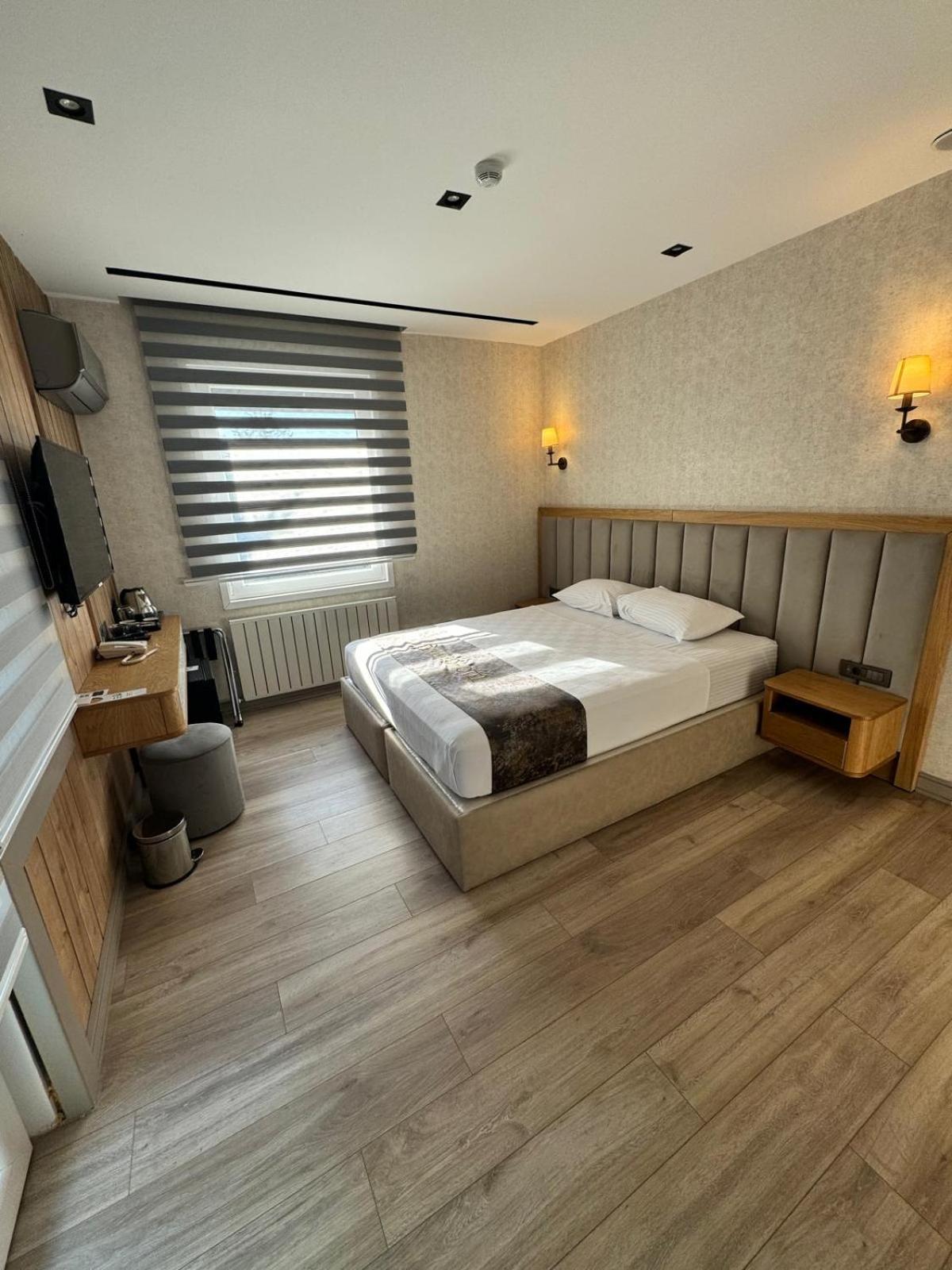 Deluxe Double Room with Balcony photo 3