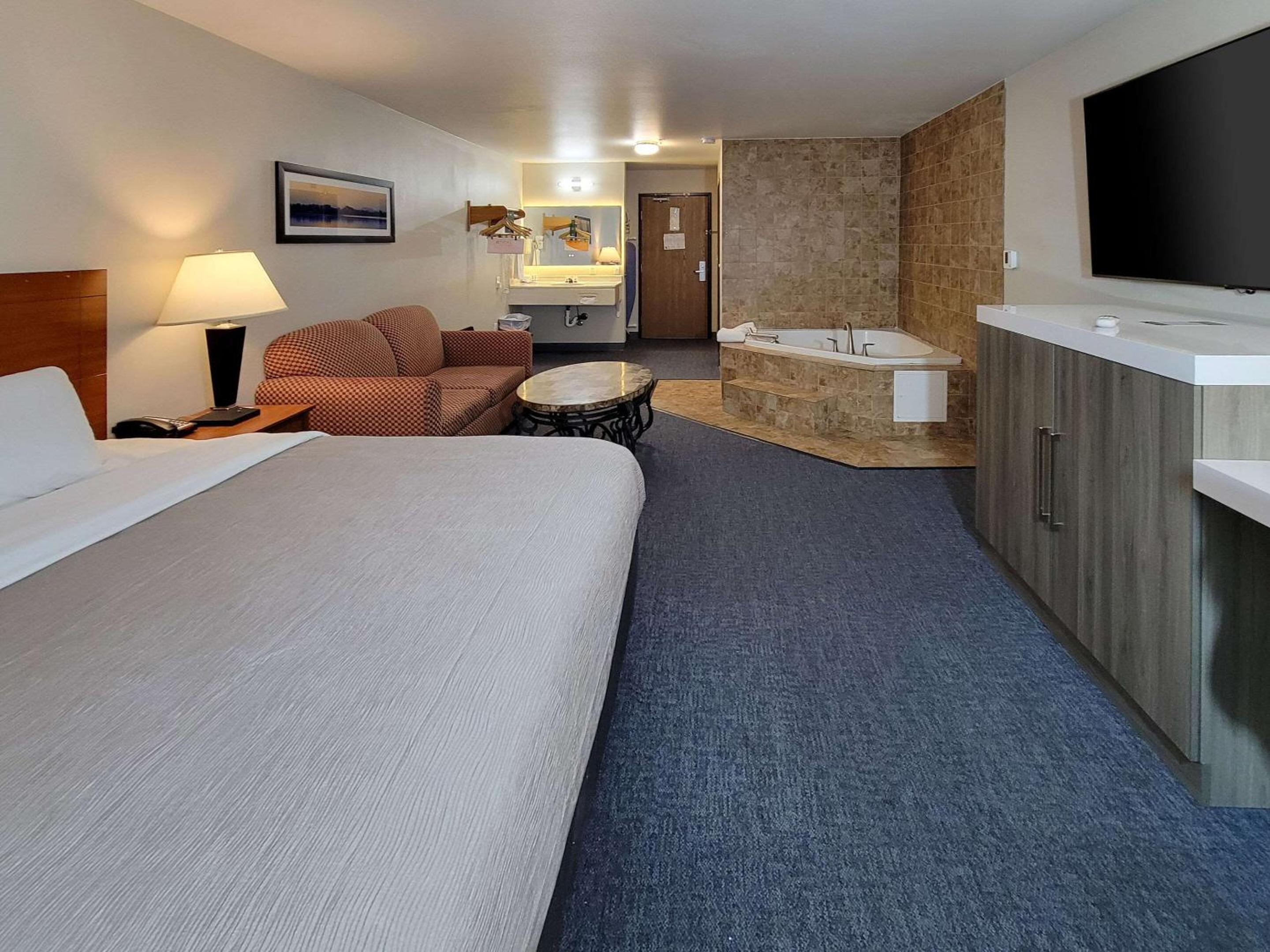Superior King Suite - Non-Smoking - Photo 2