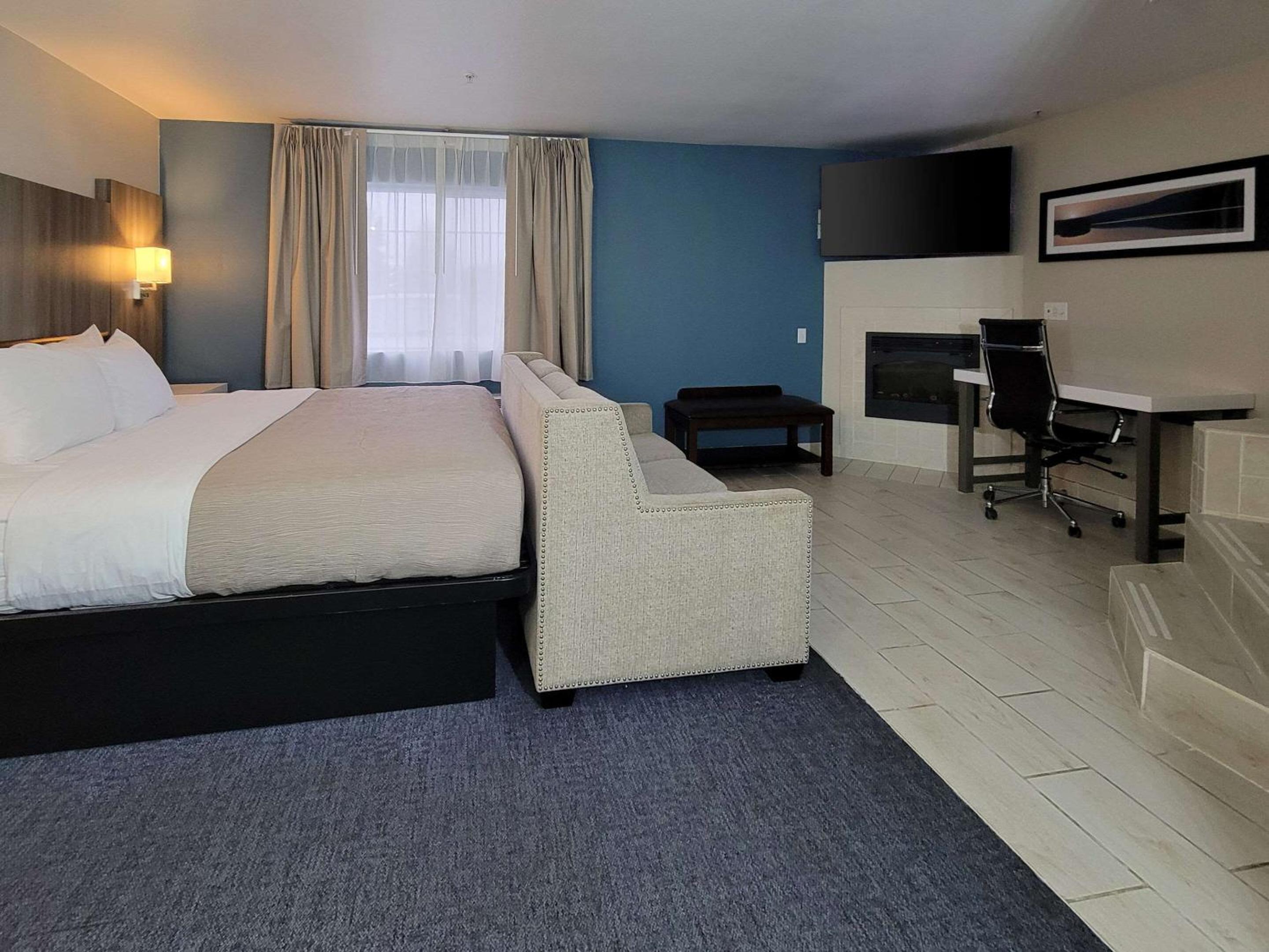 Superior King Suite - Non-Smoking - Photo 4