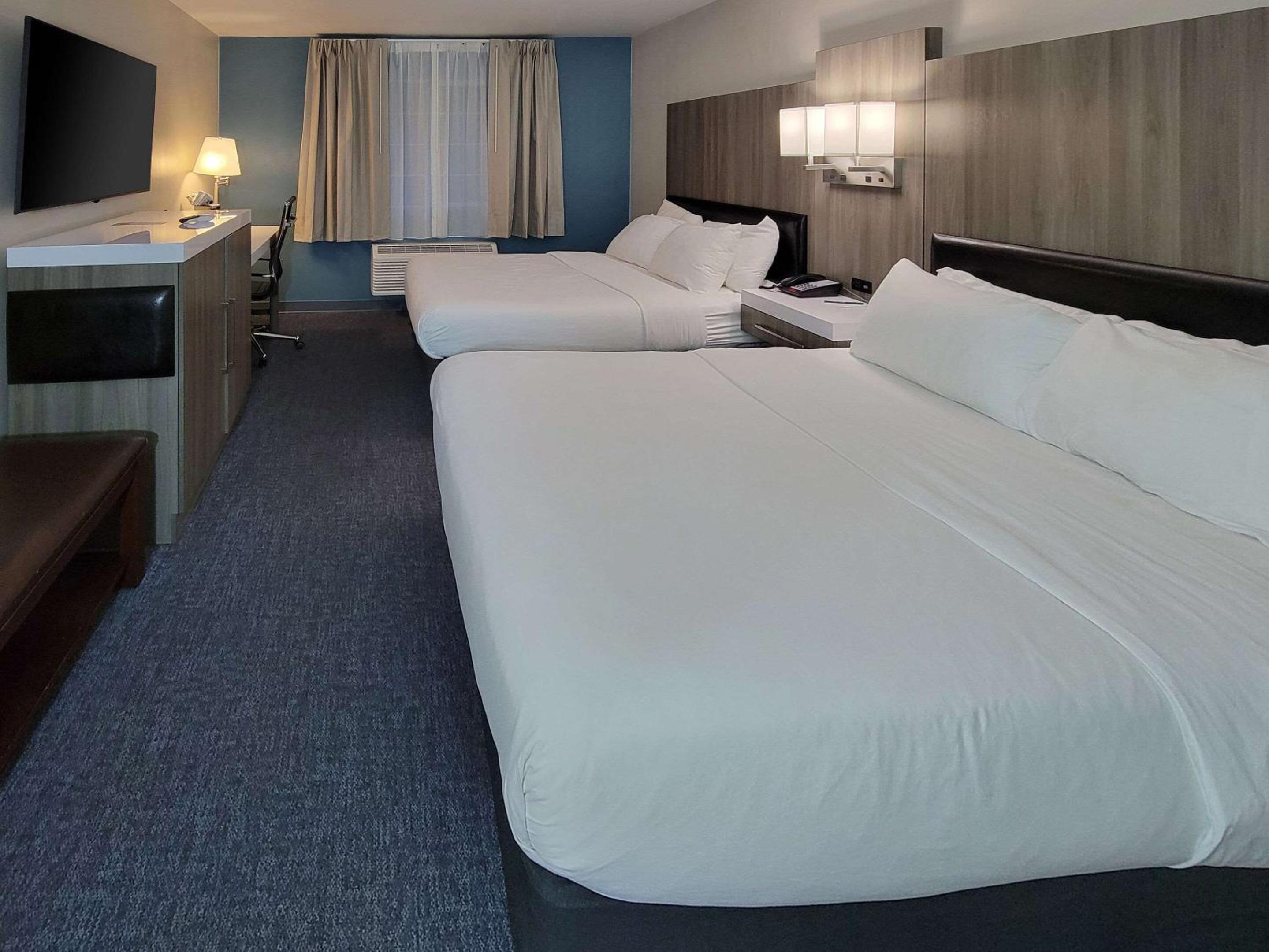 Queen Room with Two Queen Beds - Non-Smoking - Photo 1