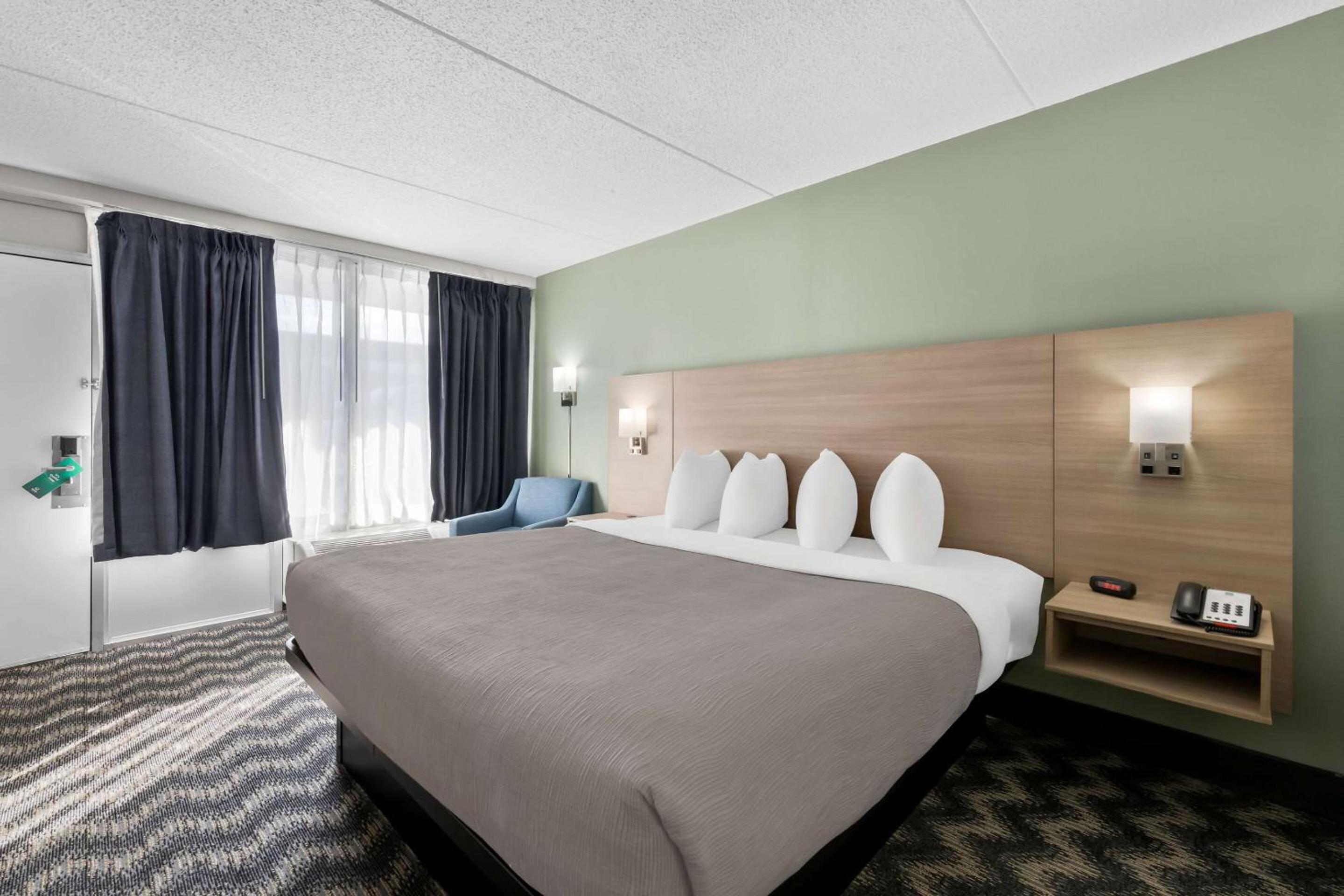 King Room - Non Smoking - Photo 2