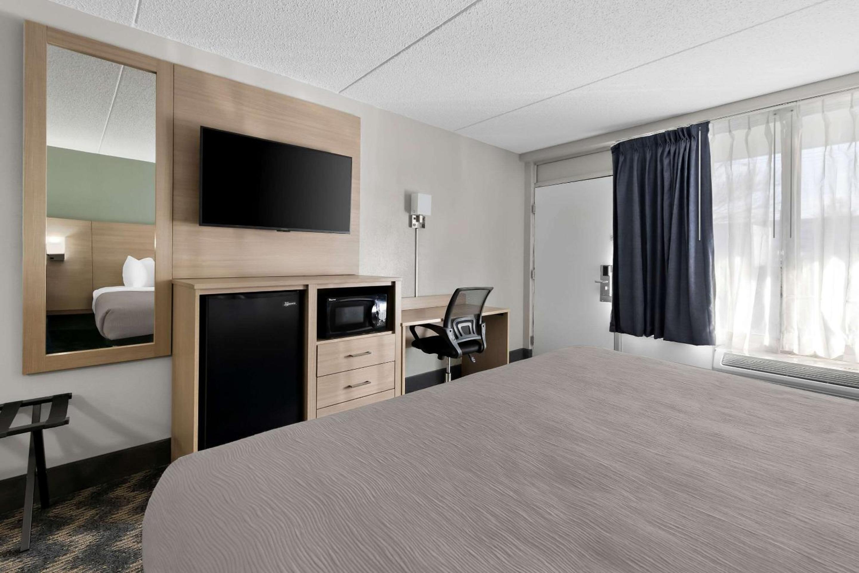King Room - Non Smoking - Photo 3