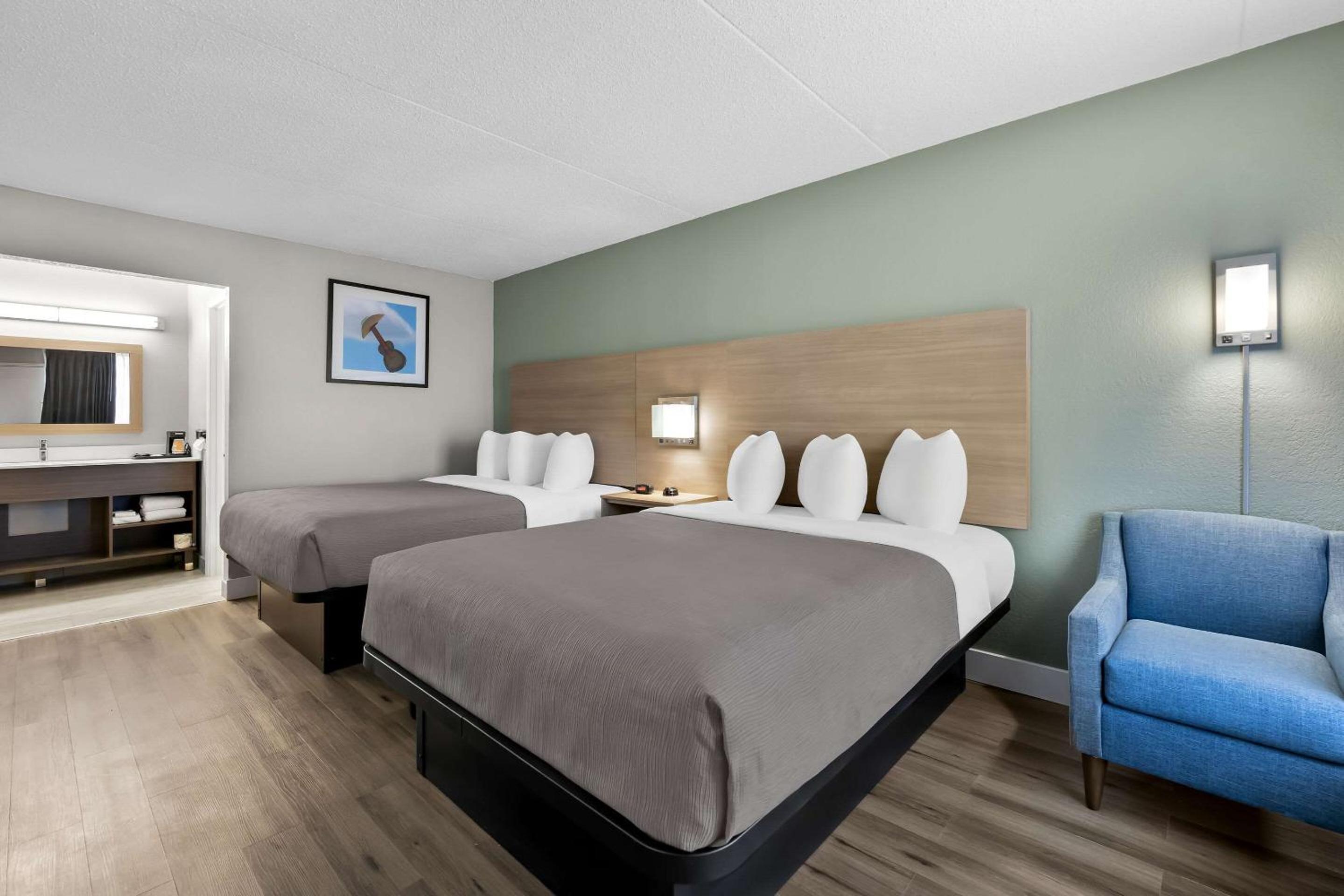 Quadruple Room with Two Queen Beds - Smoking - Photo 2