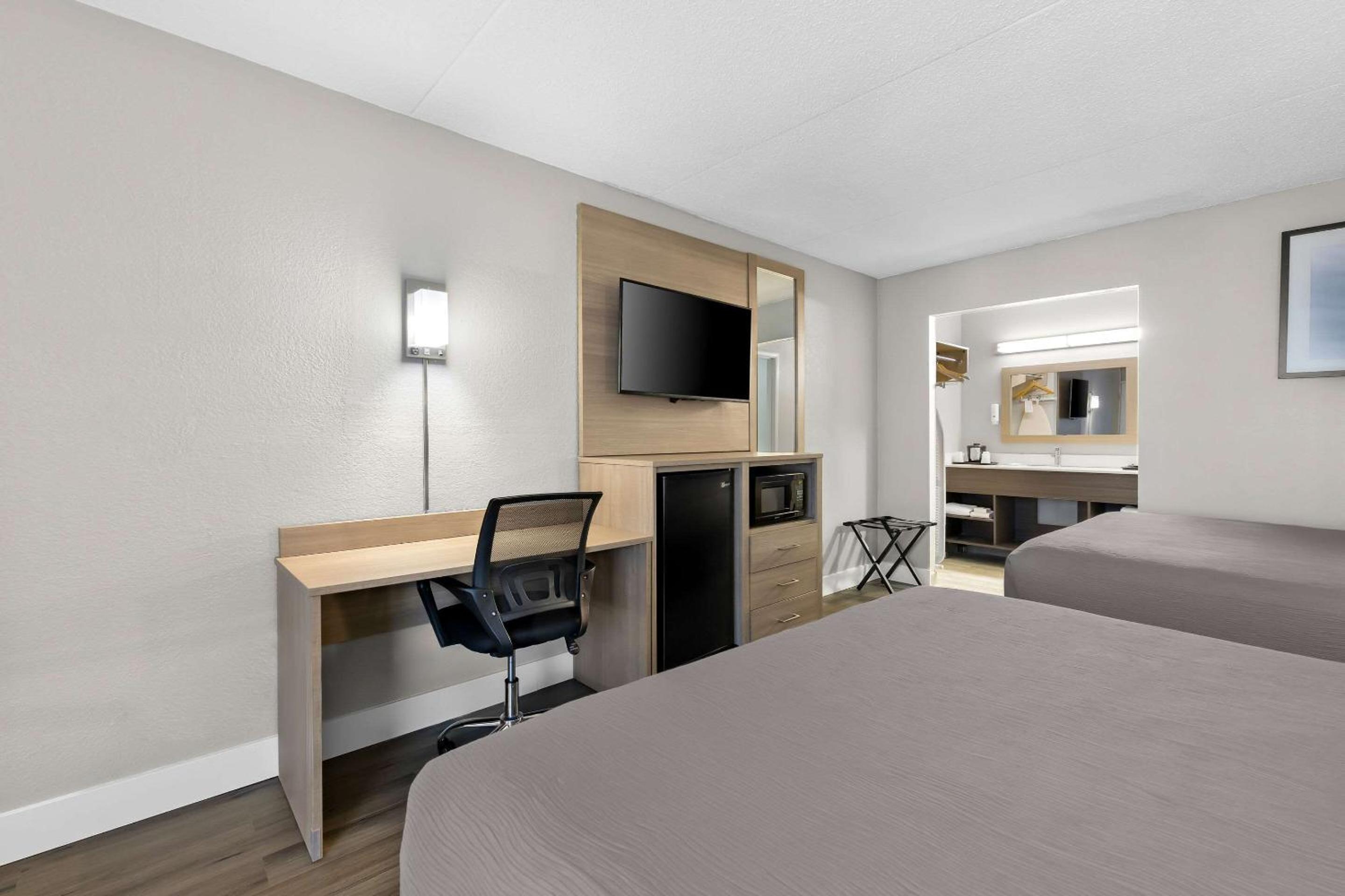 Quadruple Room with Two Queen Beds - Smoking - Photo 3