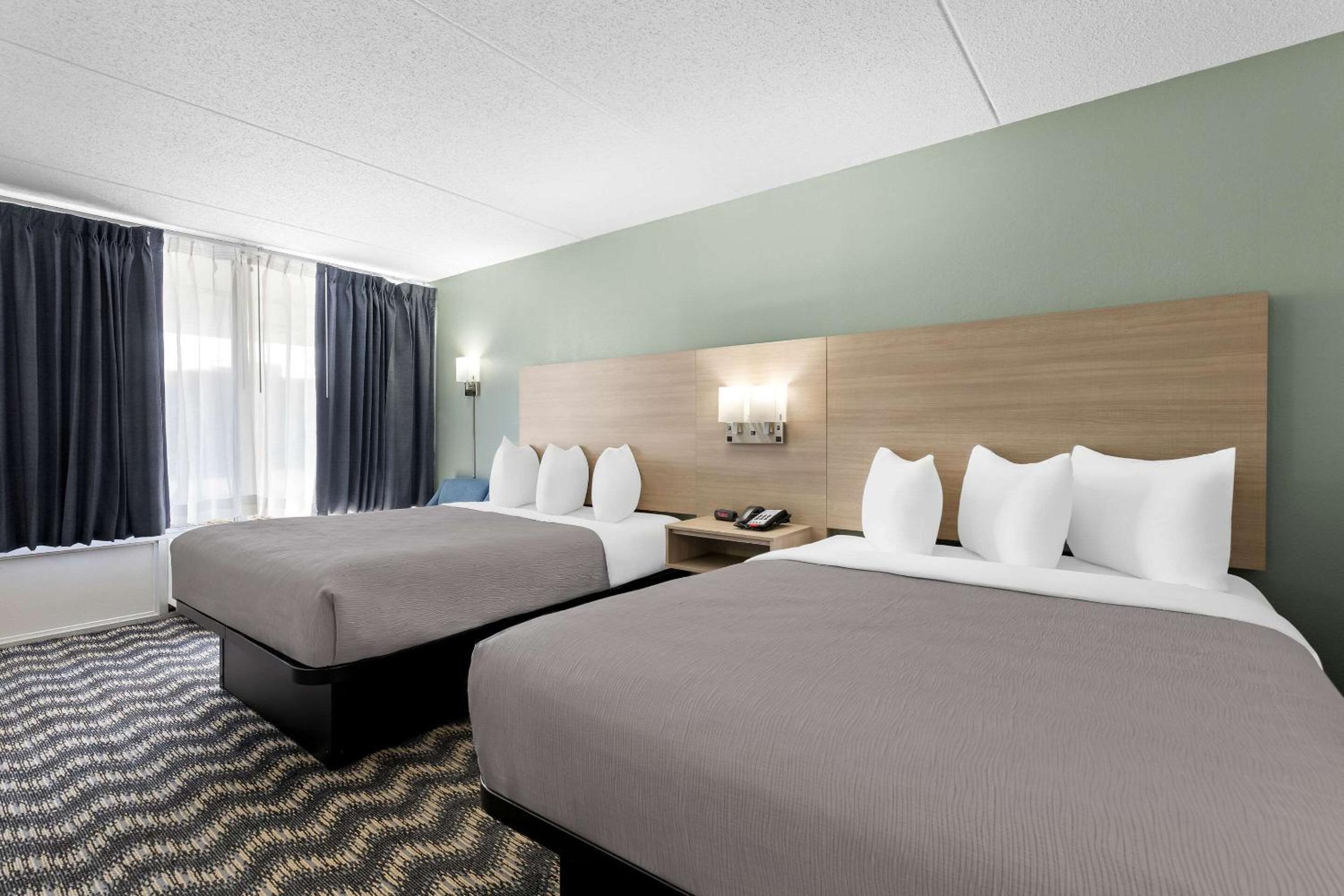 Quadruple Room with Two Queen Beds - Non Smoking - Photo 1